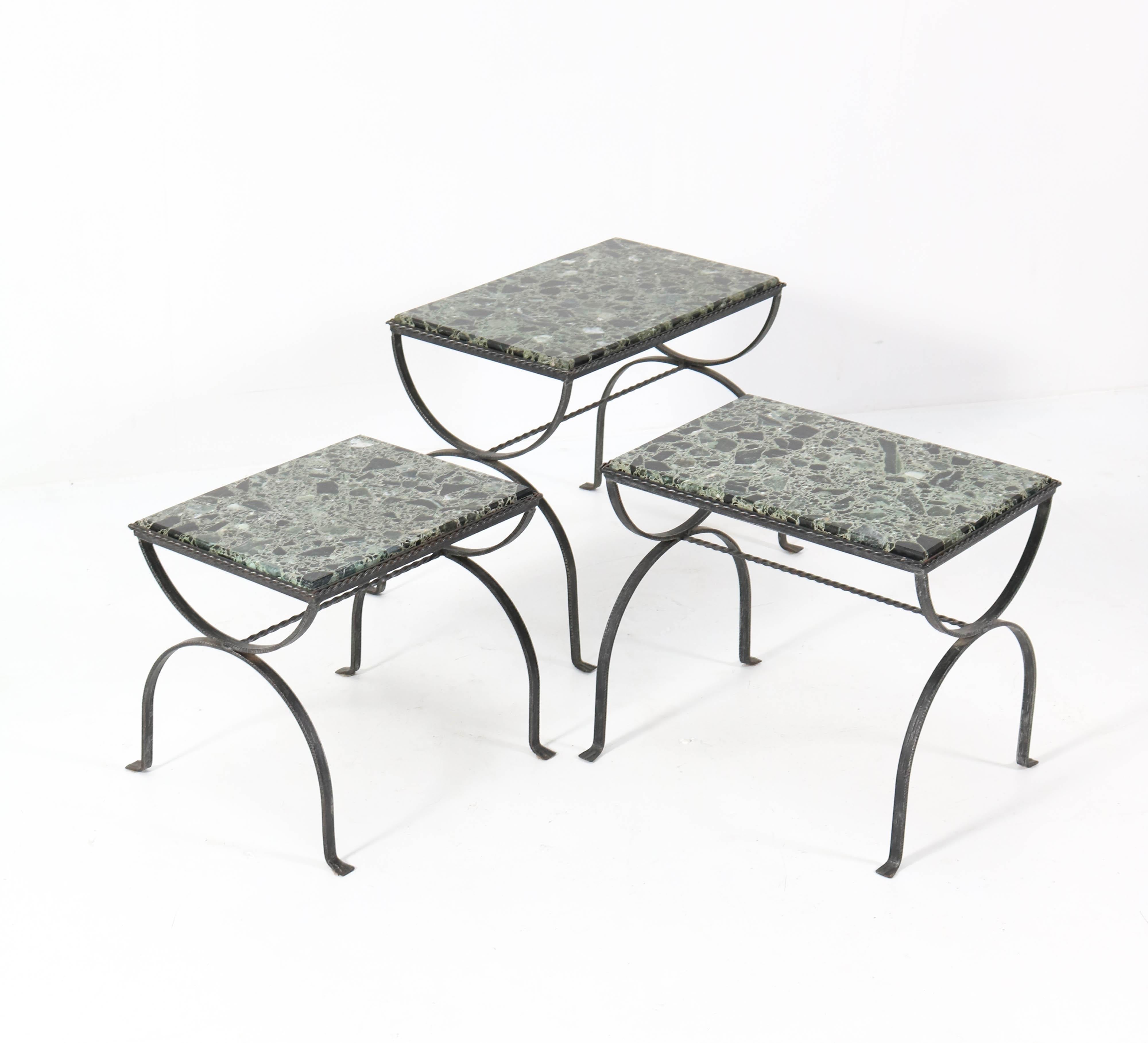 Wonderful set of three Hollywood Regency nesting tables.
Striking French design from the seventies.
Three black lacquered iron frames with three original onyx tops.
In very good condition with minor wear consistent with age and use,
preserving a