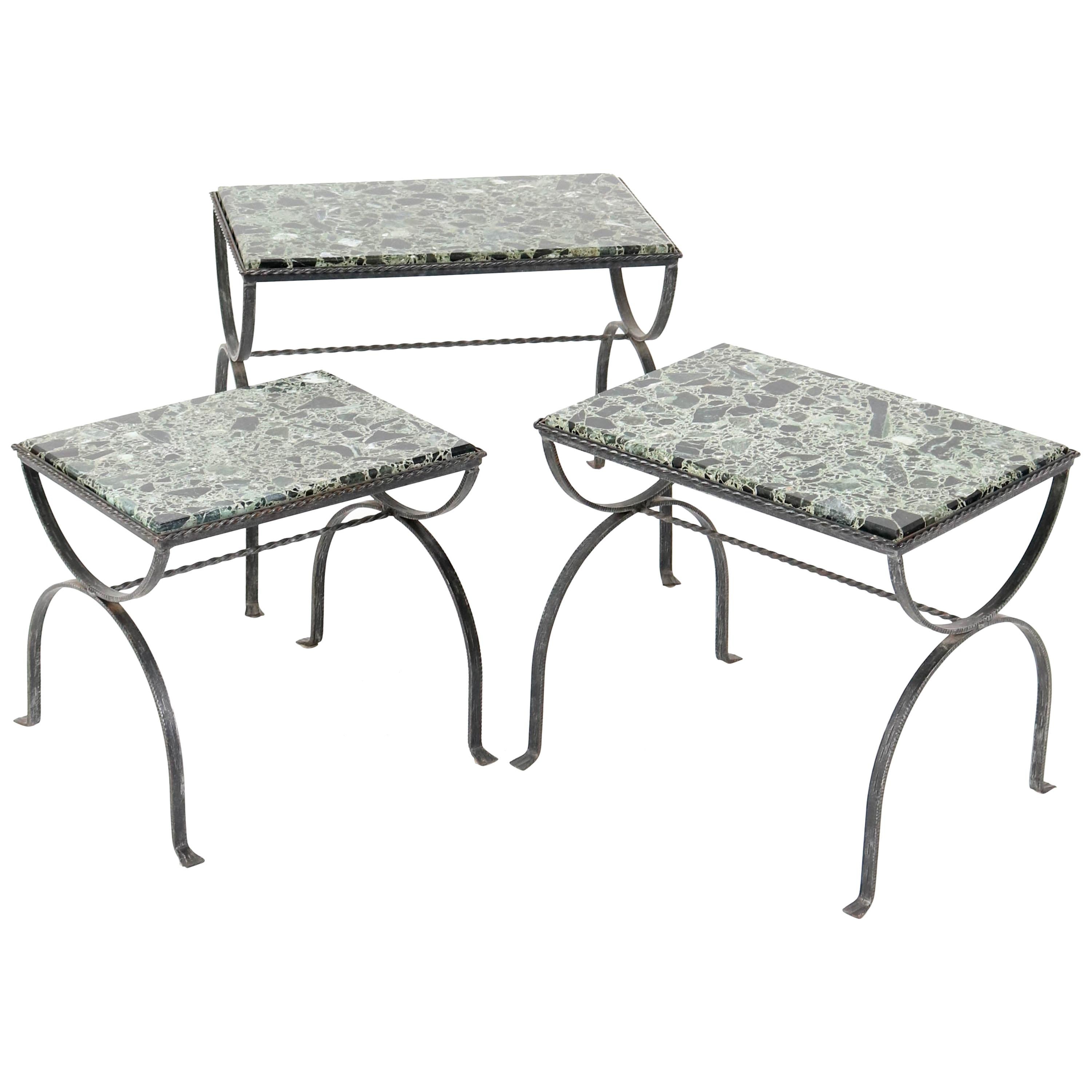 Tables gigognes en fer Hollywood Regency avec plateau en onyx