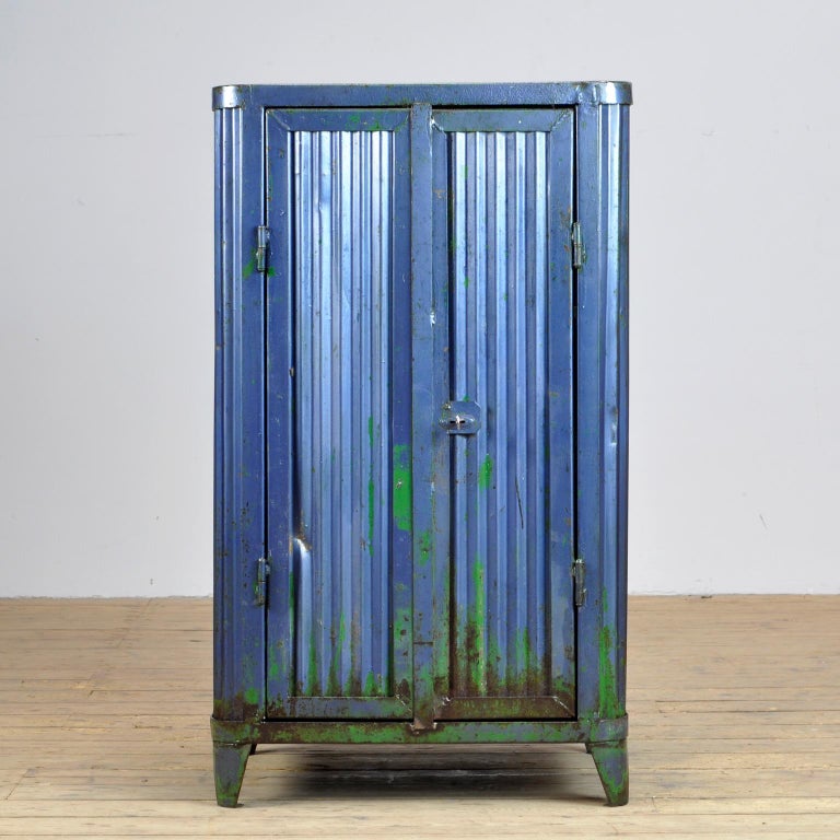 Industrial cupboard of iron with character. On the inside 1 drawer and three shelves. Treated against rust and finished with clear varnish. The surface is smooth and clean.