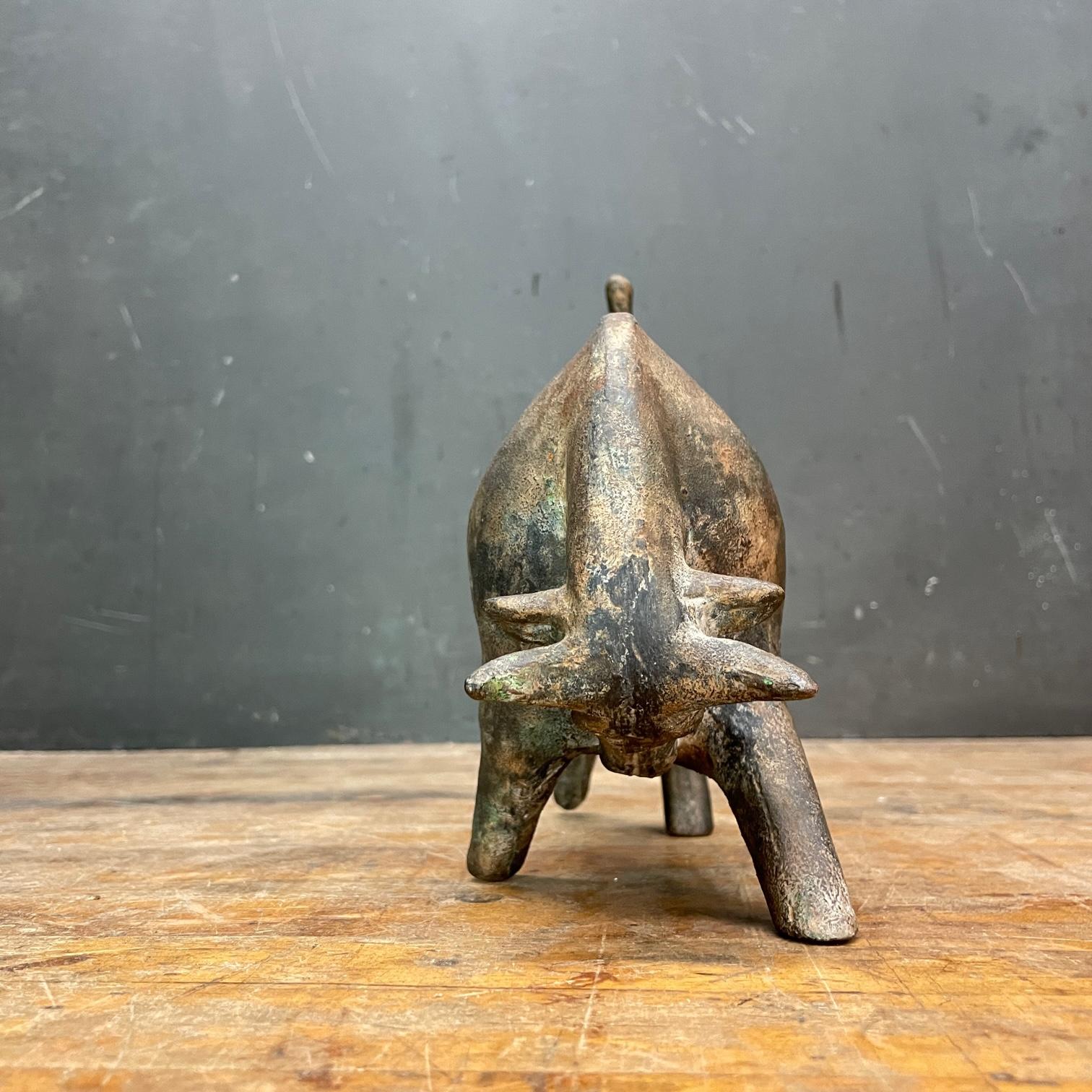Miyazawa Kanae Eisen Japanische Mid-Century Fighting Bull Market-Skulptur aus der Mitte des Jahrhunderts (Moderne der Mitte des Jahrhunderts) im Angebot