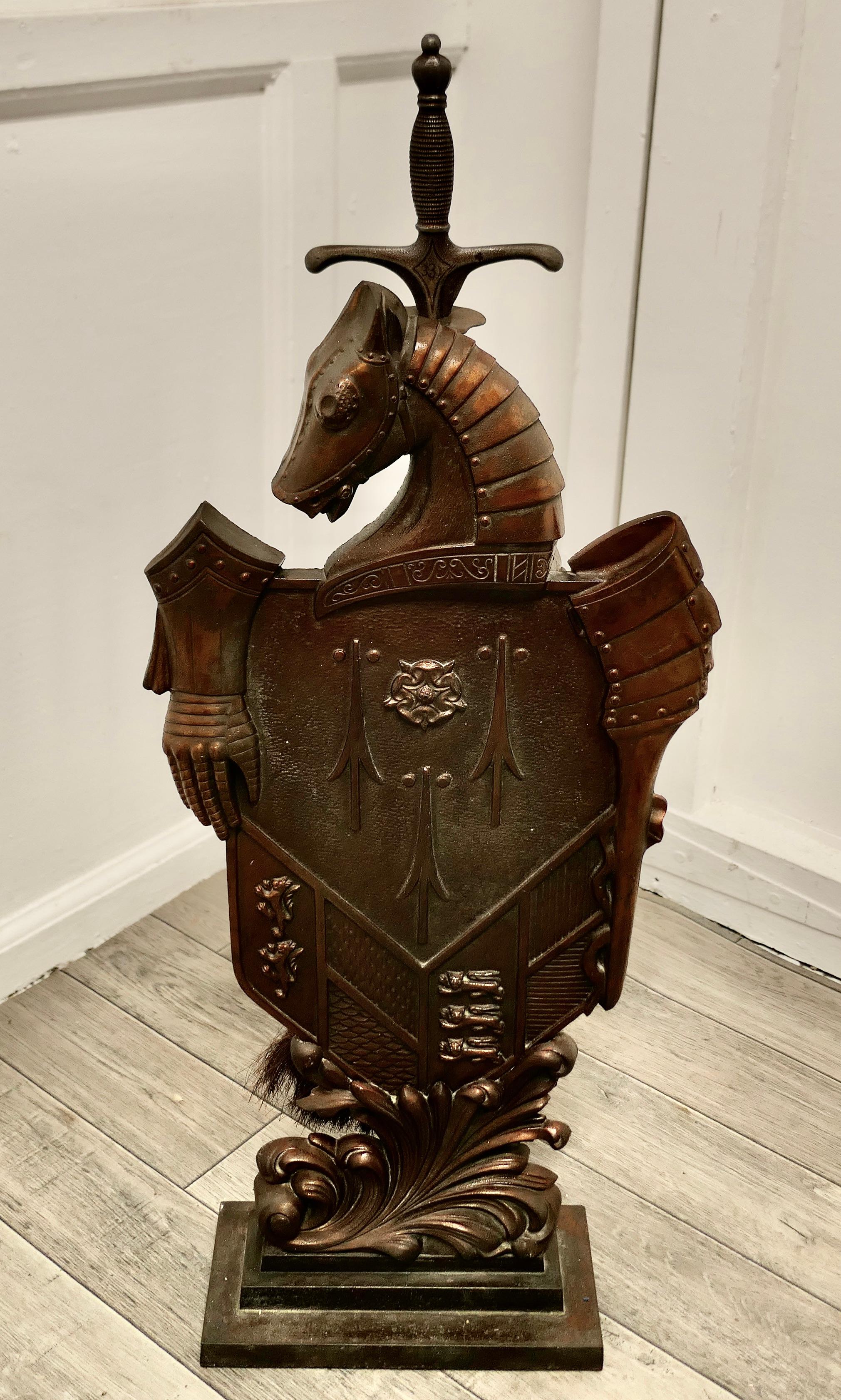 Ensemble chevalier et cheval armés en fer, outils pour le feu

Le support de l'ensemble de compagnons est un bouclier monté avec une armure pour le chevalier et son cheval. L'ensemble est fabriqué en fonte et porte des marques d'enregistrement à