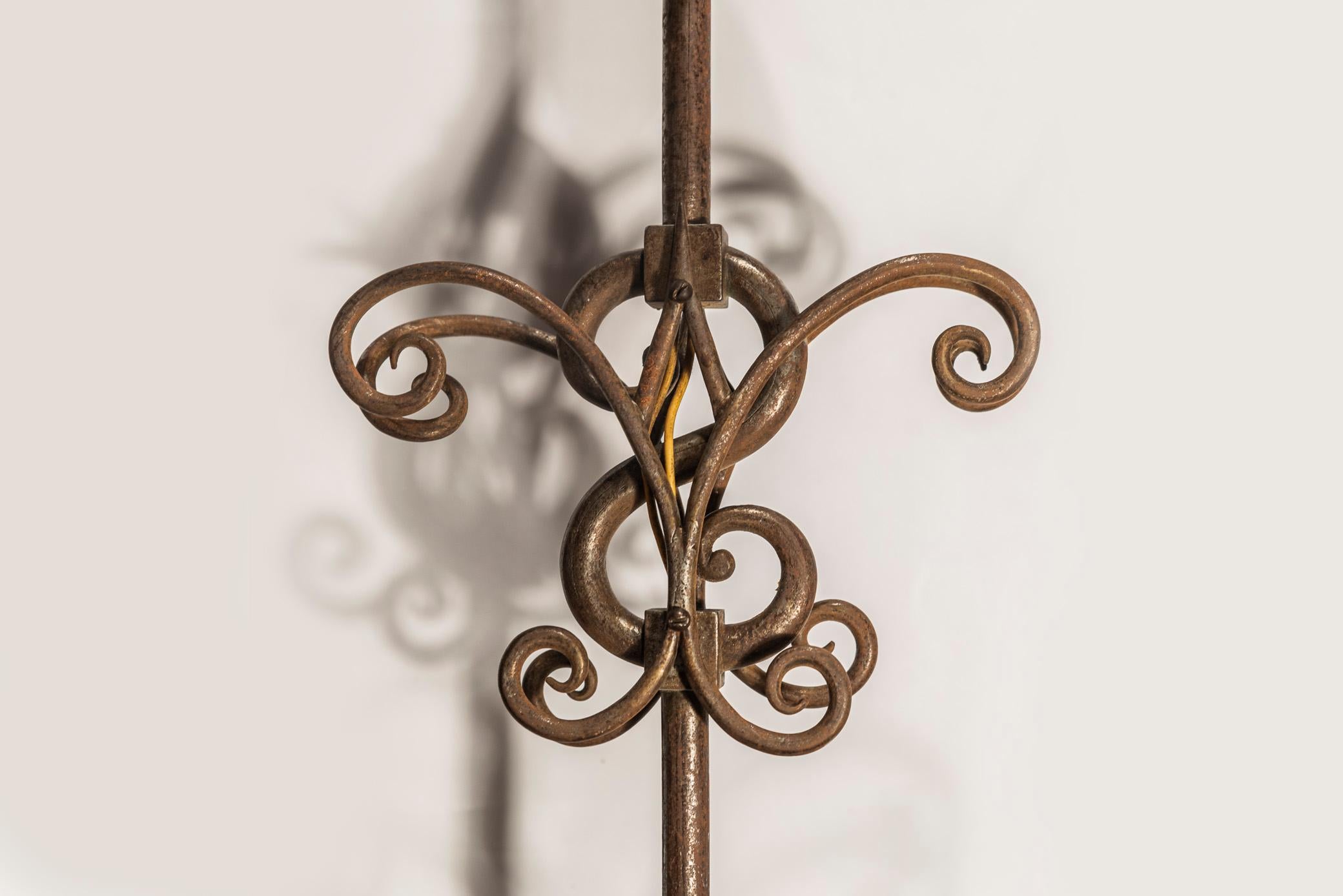 Iron lantern in the shape of a navette,
Forged and hammered iron,
France, circa 1930.

Measures: Height 105 cm, width 48 cm, depth 24 cm.