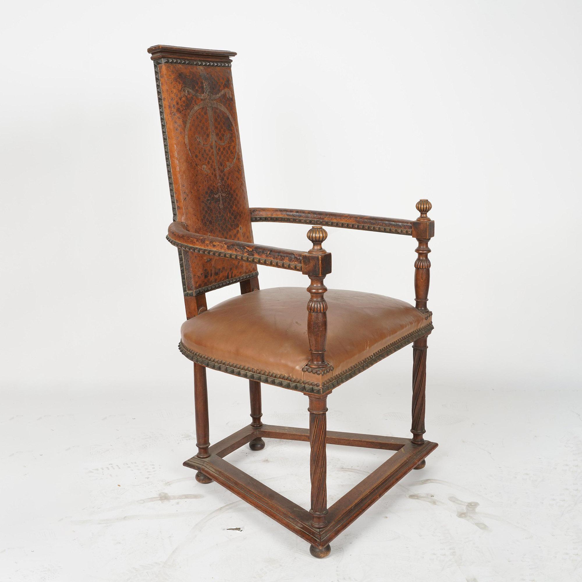 Faites entrer l'histoire chez vous avec notre fauteuil en fer et en cuir, un chef-d'œuvre de style espagnol du XIXe siècle. En excellent état antique, cette pièce est à la fois délicate et imposante. Le revêtement en cuir est orné d'élégants clous