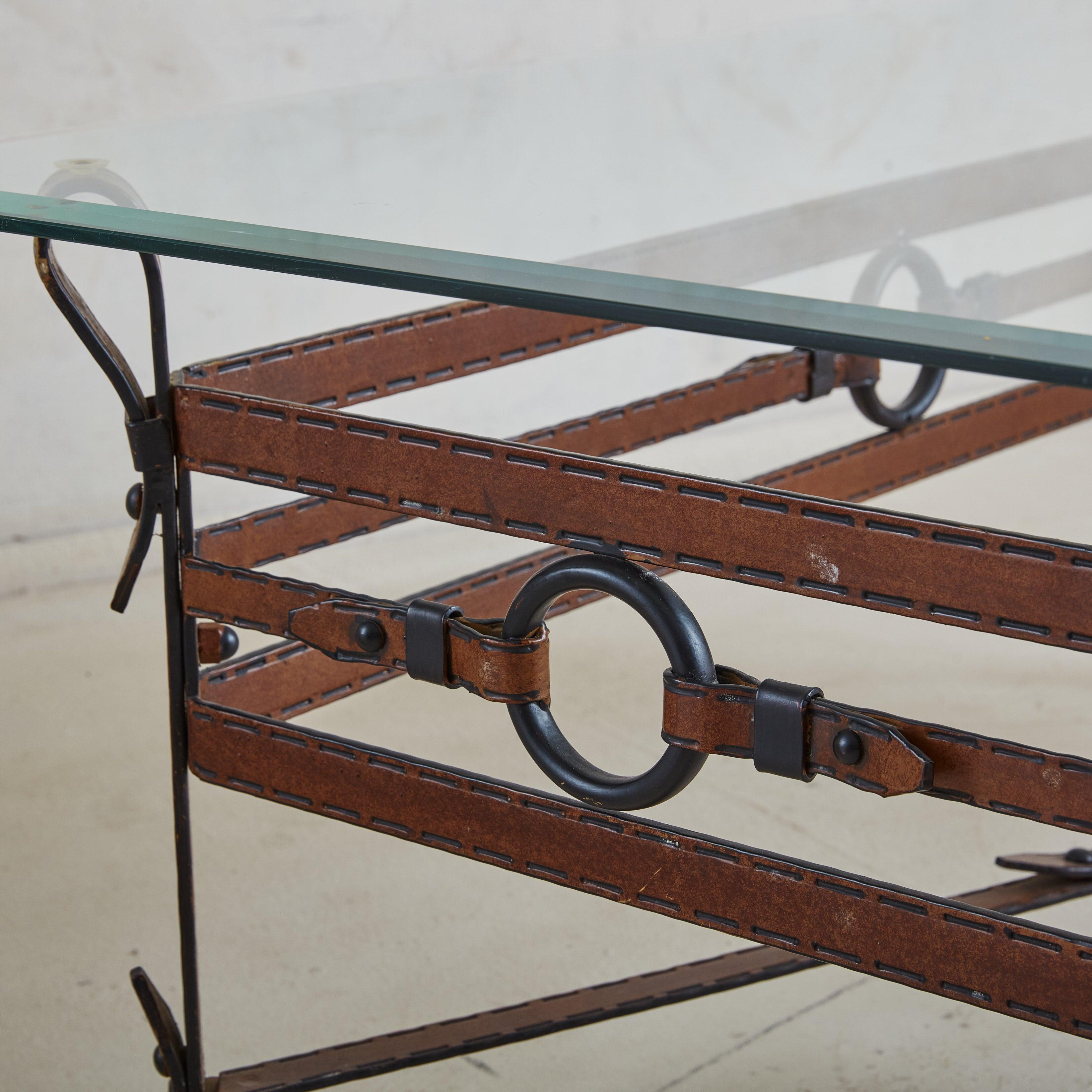 Table basse en fer et similicuir avec plateau en verre dans le style de Jacques Adnet en vente 3
