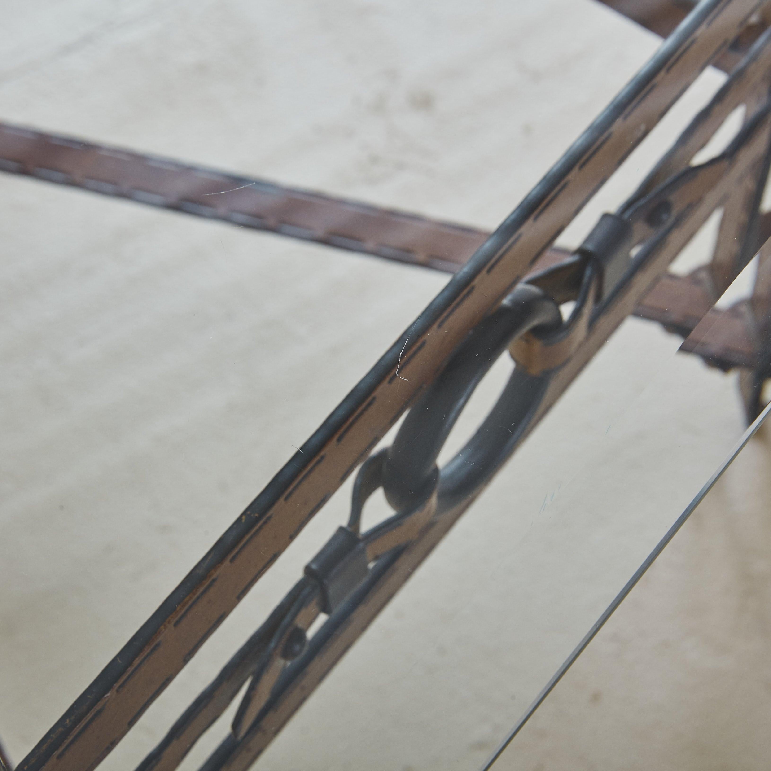 Français Table basse en fer et similicuir avec plateau en verre dans le style de Jacques Adnet en vente
