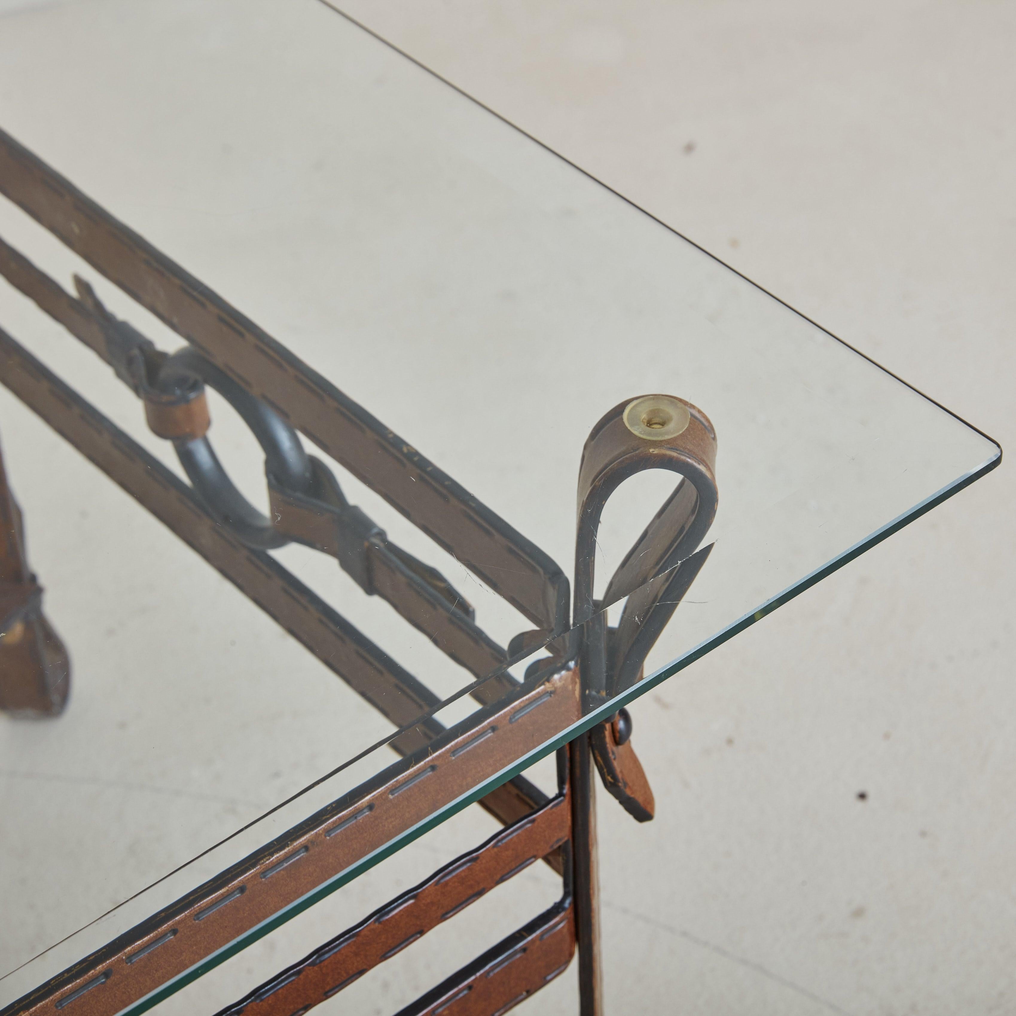 Table basse en fer et similicuir avec plateau en verre dans le style de Jacques Adnet Bon état - En vente à Chicago, IL