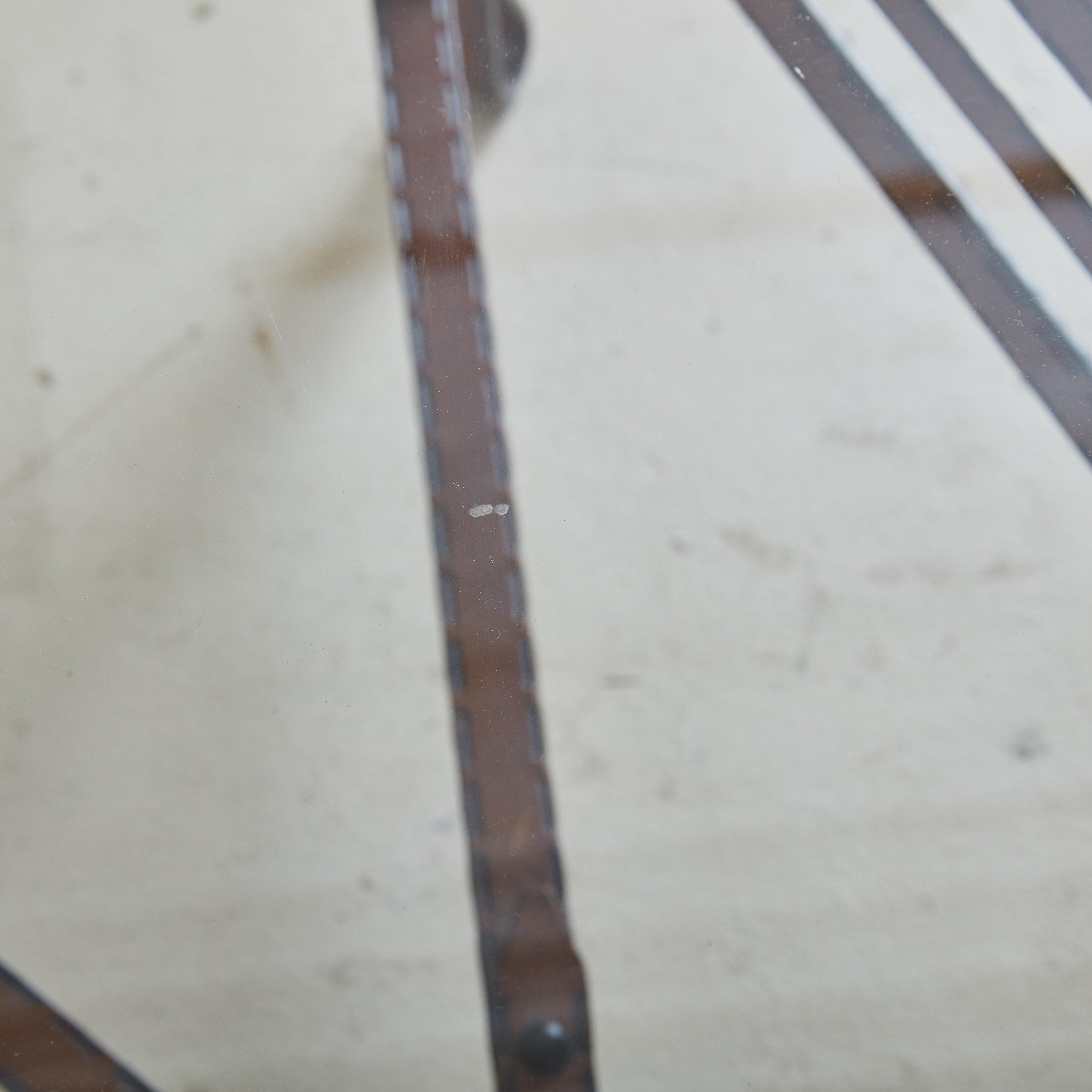 Milieu du XXe siècle Table basse en fer et similicuir avec plateau en verre dans le style de Jacques Adnet en vente
