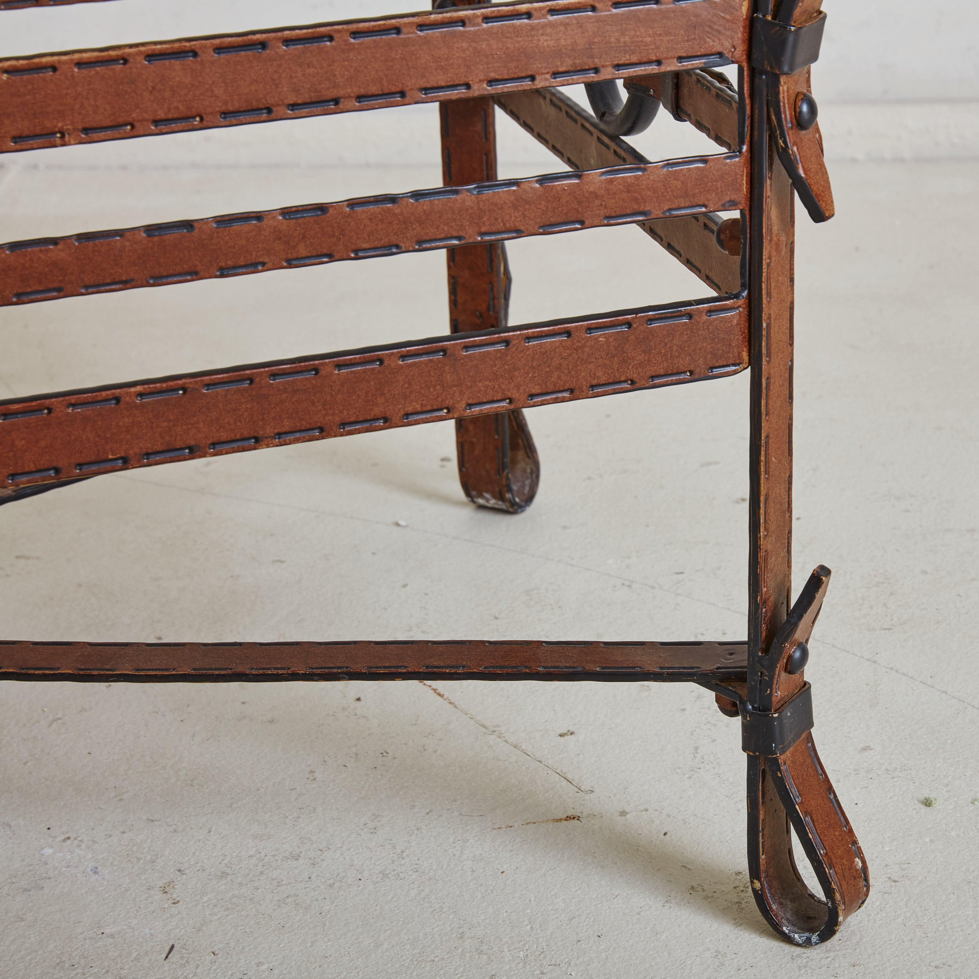 Cuir Table basse en fer et similicuir avec plateau en verre dans le style de Jacques Adnet en vente
