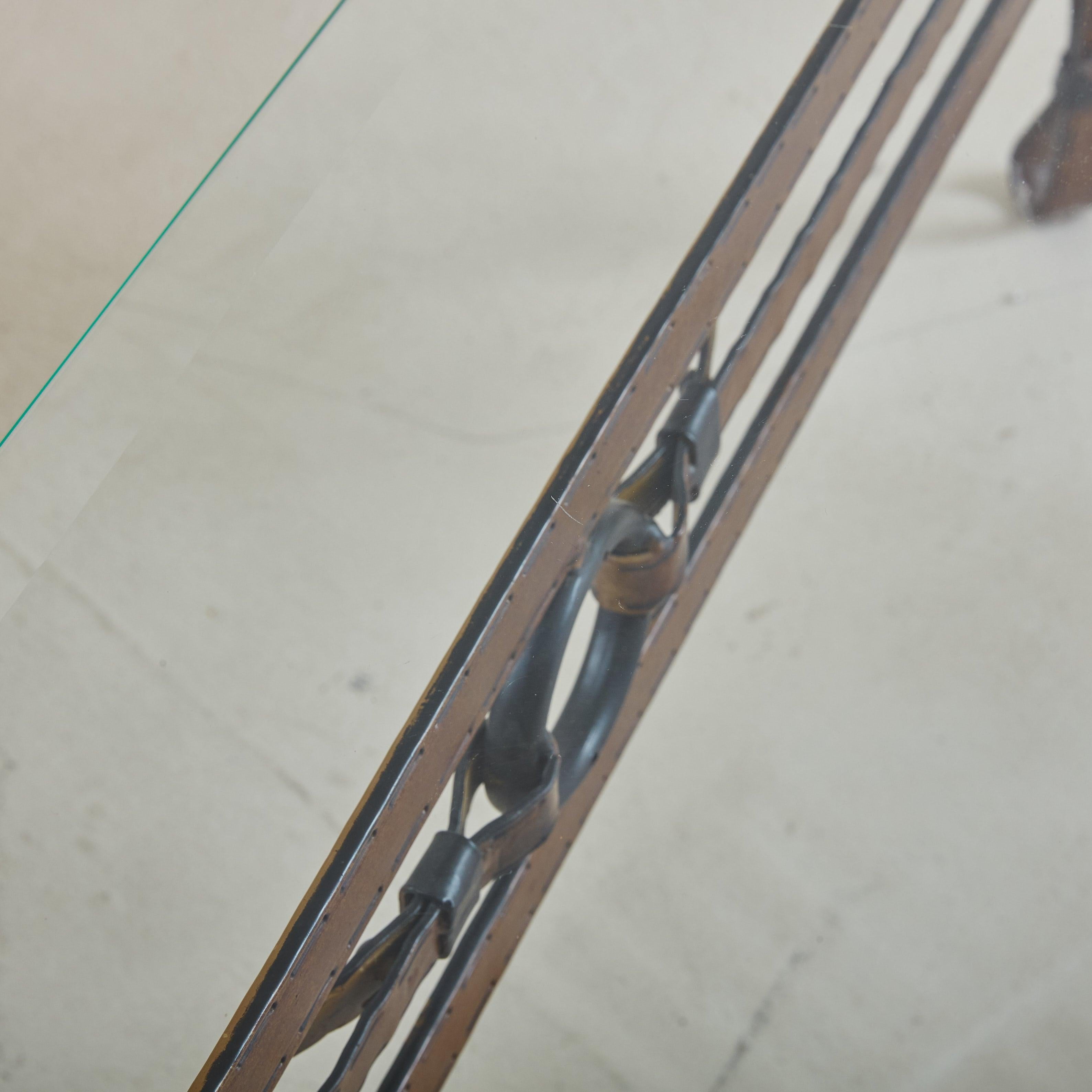 Table basse en fer et similicuir avec plateau en verre dans le style de Jacques Adnet en vente 2