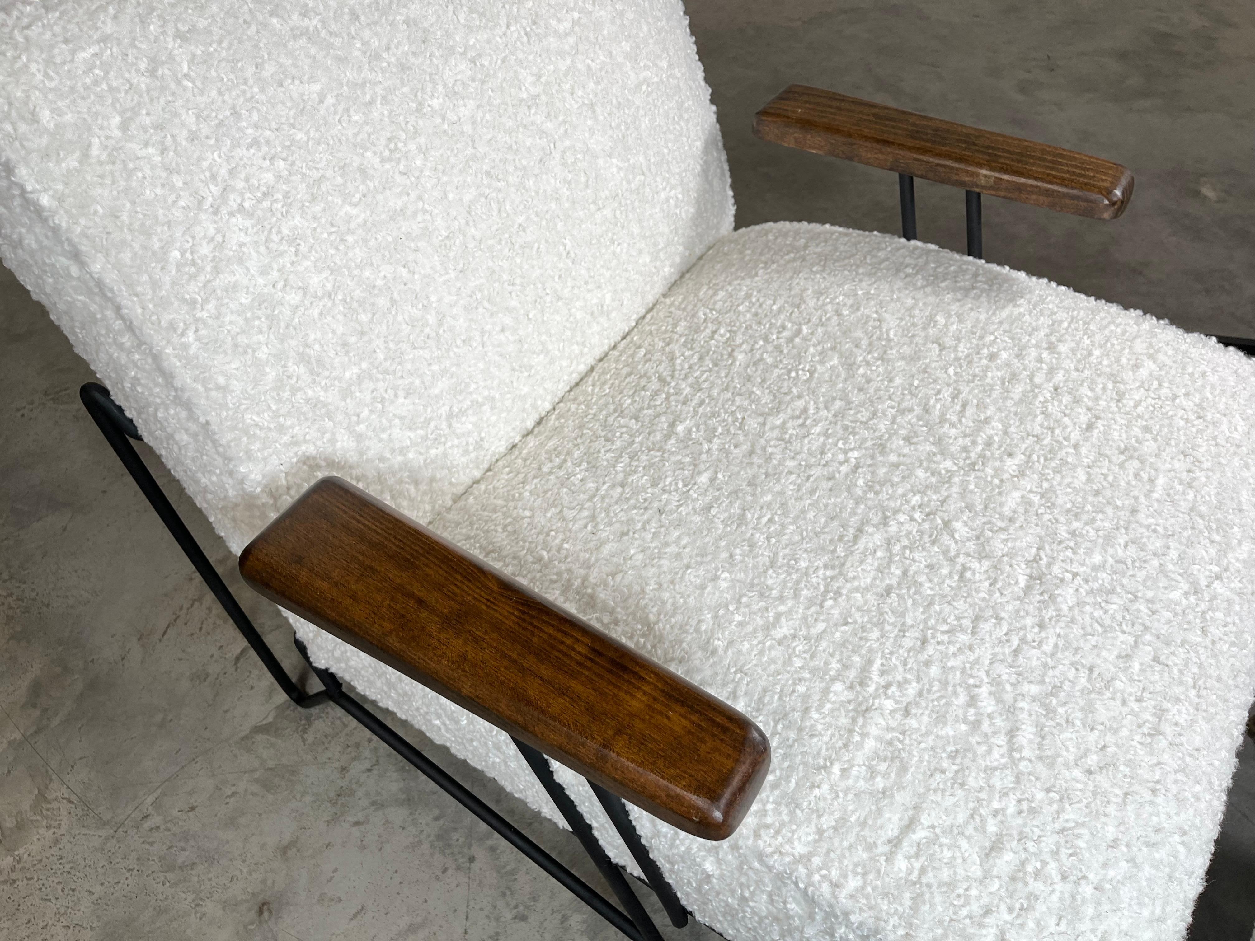 Bouclé Ensemble chaise longue et ottoman en fer Attr : Dan Johnson Circa 1950 en vente