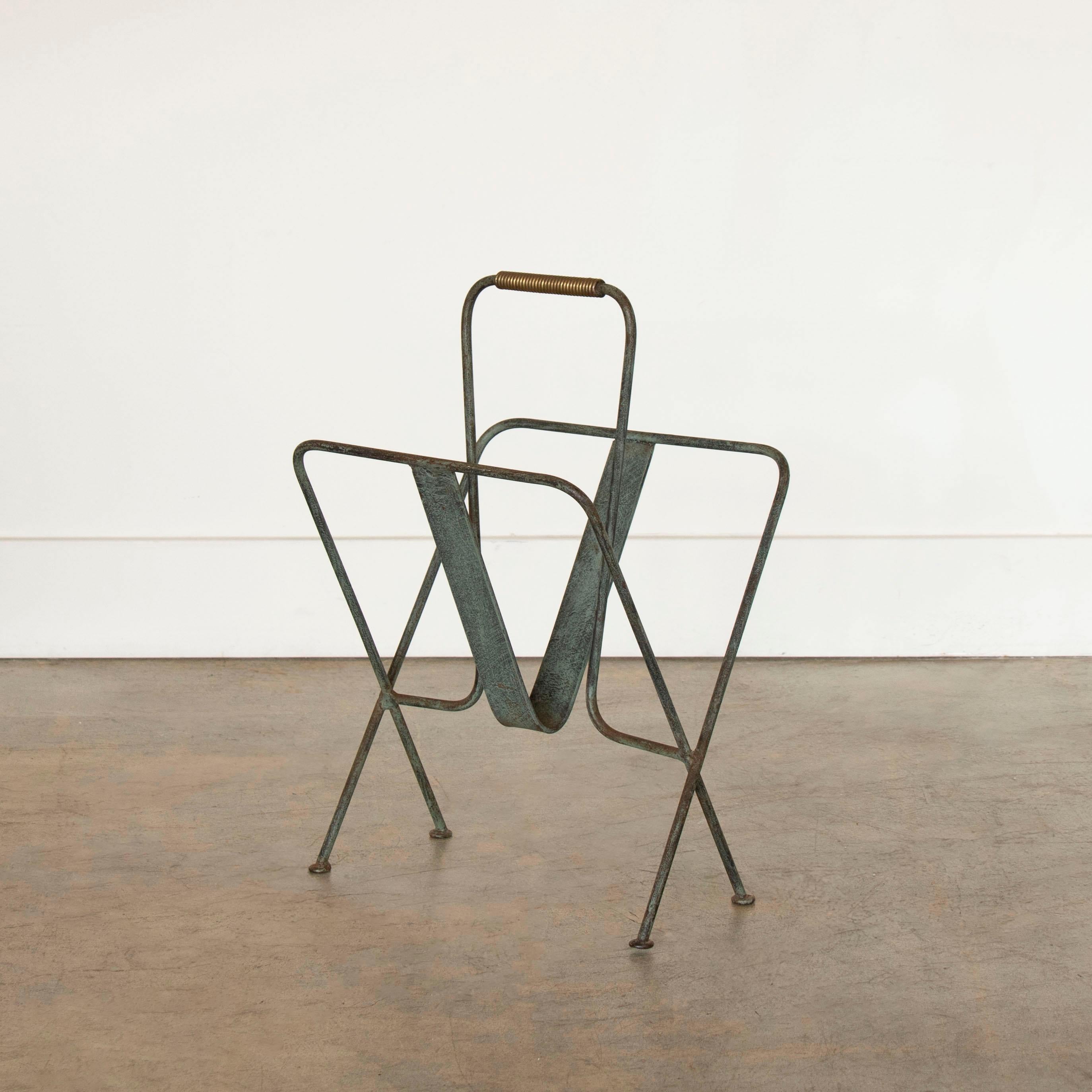 Incredibile portariviste in ferro nello stile di Jacques Adnet, proveniente dalla Francia, anni '40. Telaio originale in ferro verde tenue con lati a doghe e piedi angolati. Maniglia in ferro con dettaglio in ottone a spirale. Mostra una bella età e