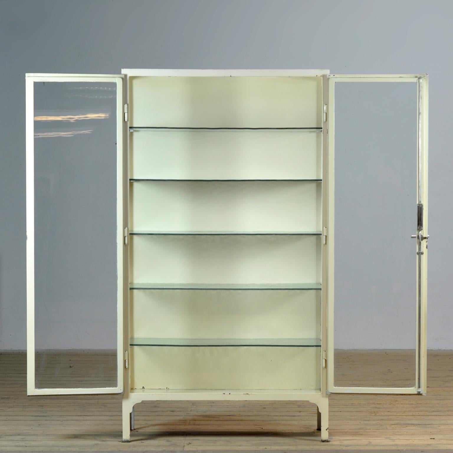 Gabinete médico de hierro, años 30 en Bueno estado para la venta en Amsterdam, Noord Holland