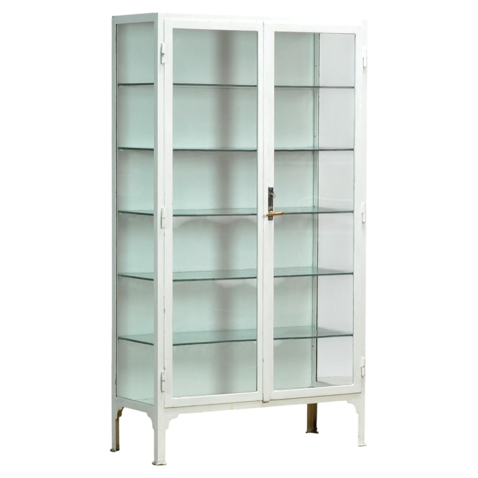 Armoire à pharmacie en fer, années 1930 en vente