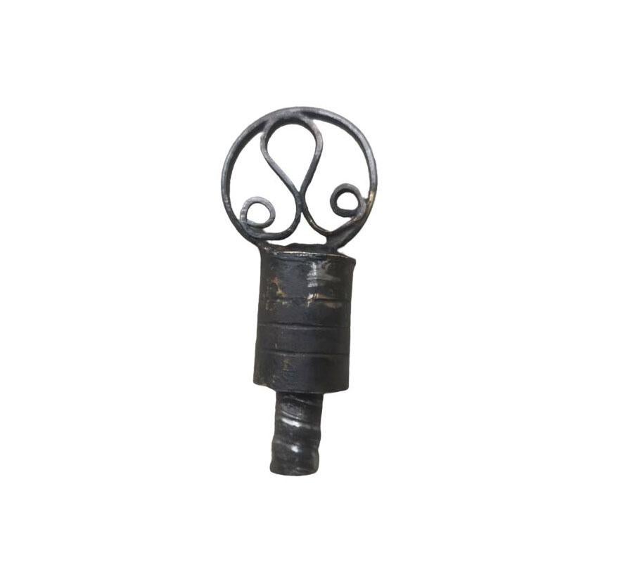Llave de cerradura medieval de hierro siglo XVIII y antes en venta