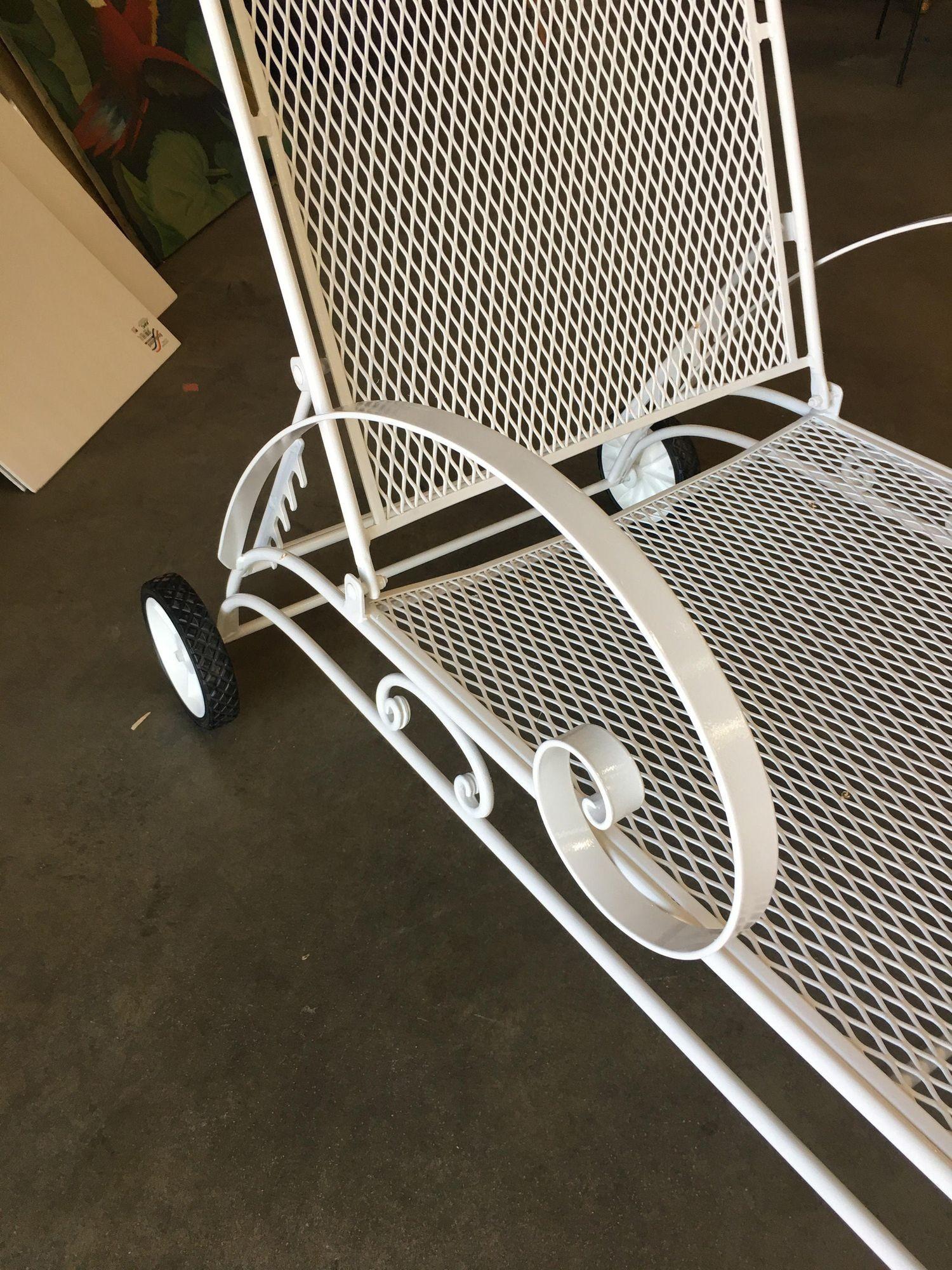 Iron Mesh Outdoor / Patio Chaise Lounge by Woodard In Excellent Condition For Sale In Van Nuys, CA