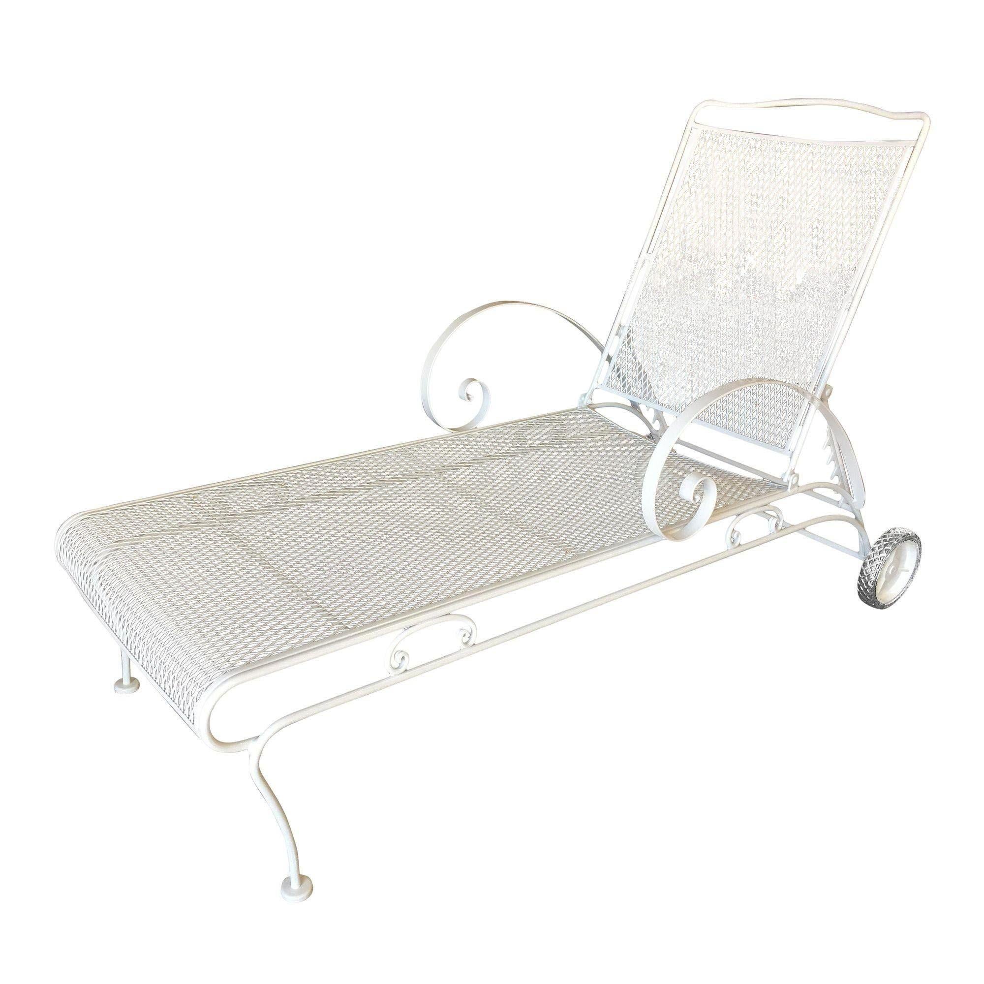 Chaise longue d'extérieur / de patio en fer peint en blanc, produite en 1950 par la Woodard Furniture Company. Cette chaise longue vintage confortable et élégante est dotée d'un dossier inclinable entièrement réglable et de roues de dossier pour un