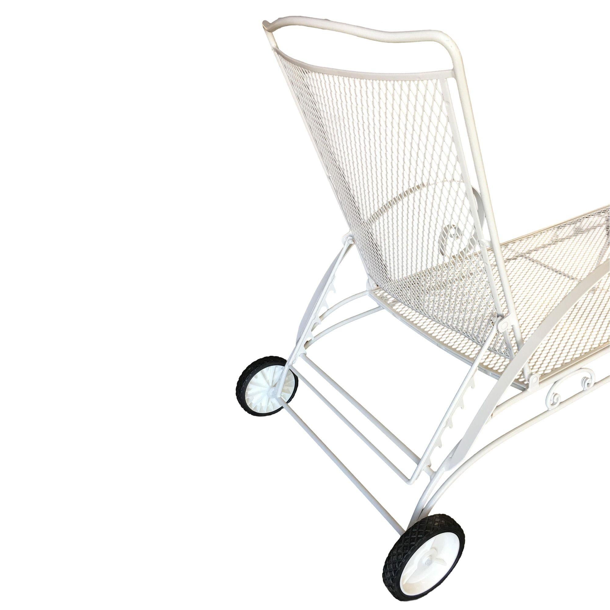 Chaise longue d'extérieur/de patio en maille de fer de Woodard en vente 1