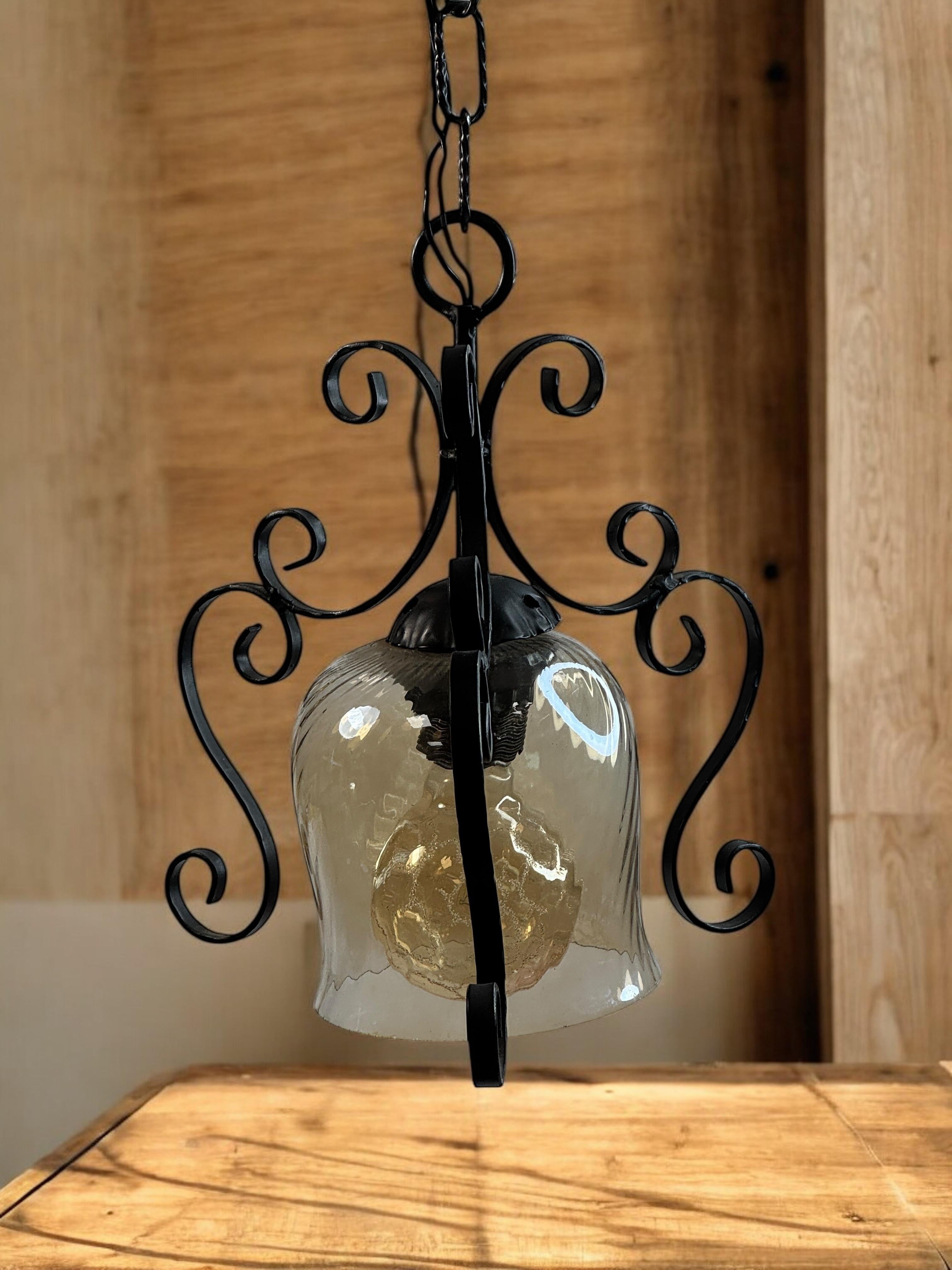 Lampe à suspension en fer, métal et verre Toleware Italie, années 1960 en vente 3