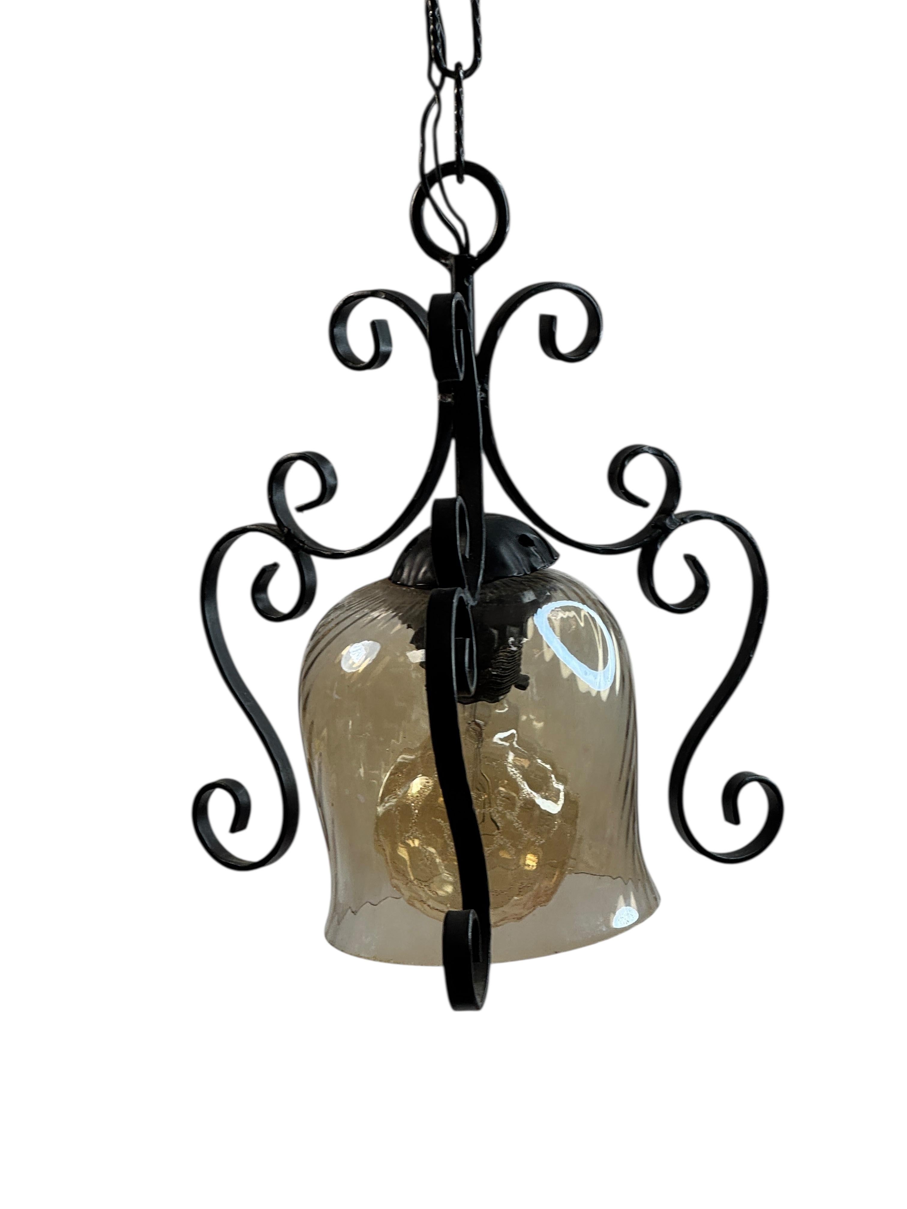 Hollywood Regency Lampe à suspension en fer, métal et verre Toleware Italie, années 1960 en vente