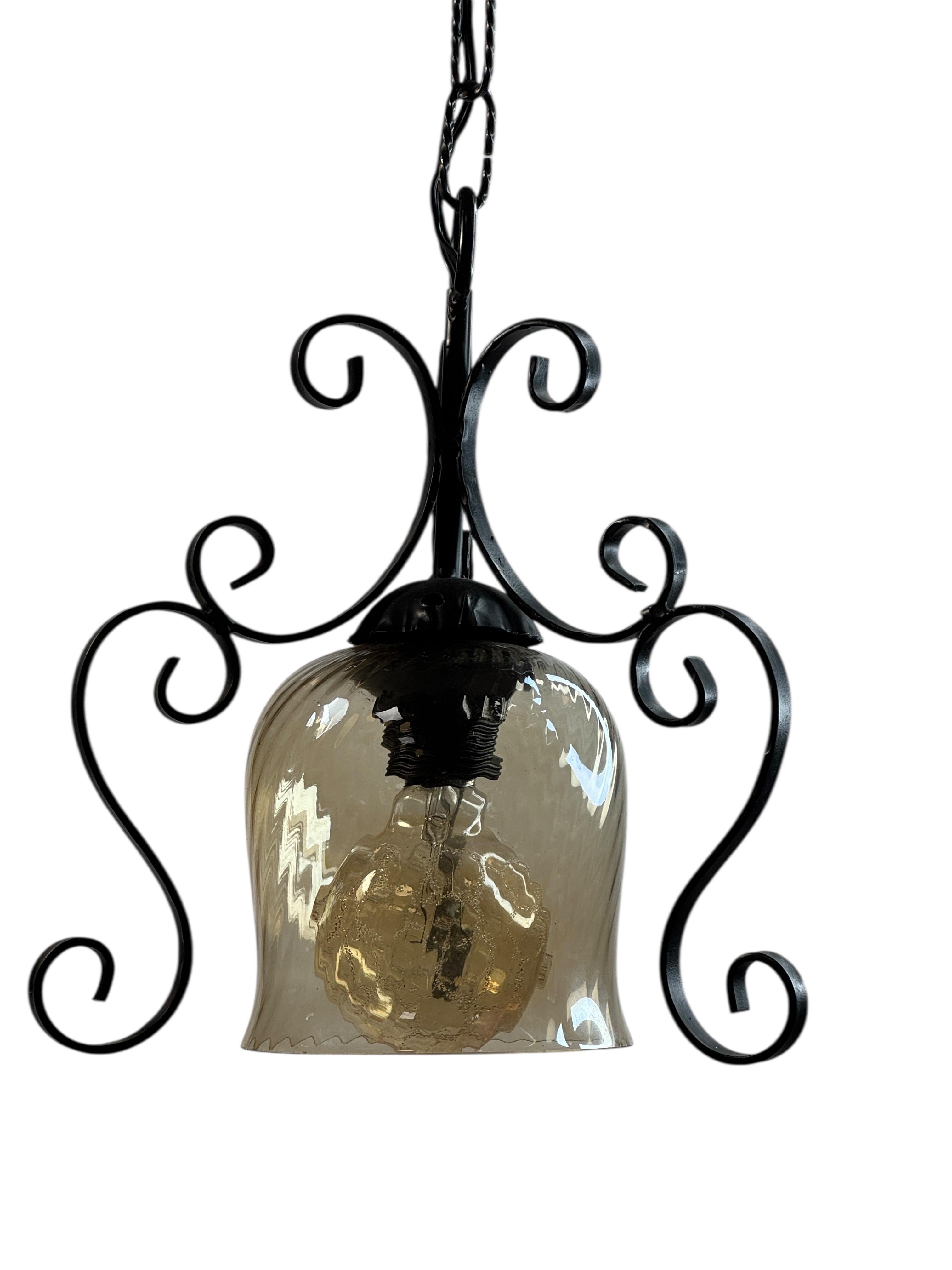 italien Lampe à suspension en fer, métal et verre Toleware Italie, années 1960 en vente