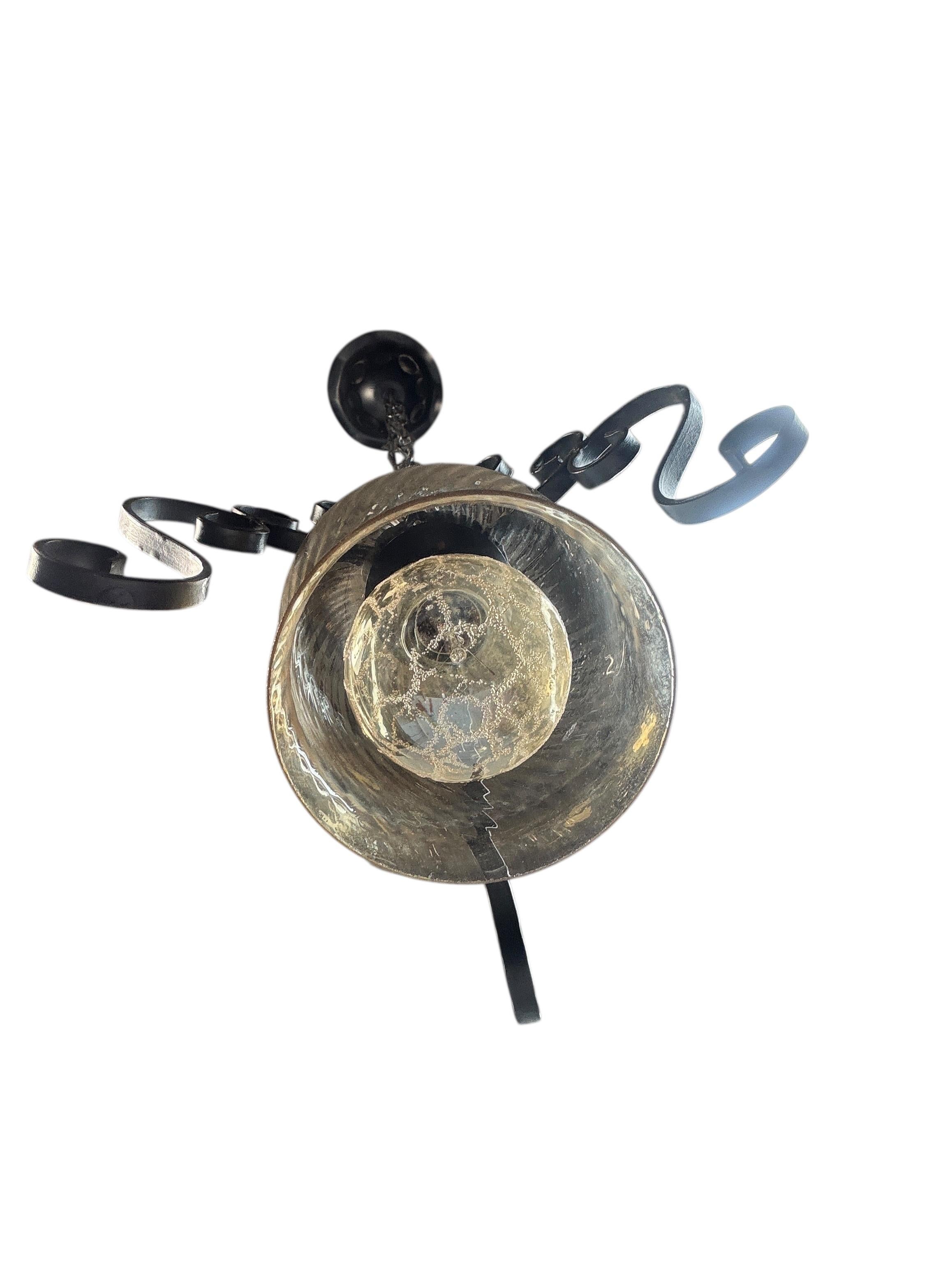 Milieu du XXe siècle Lampe à suspension en fer, métal et verre Toleware Italie, années 1960 en vente
