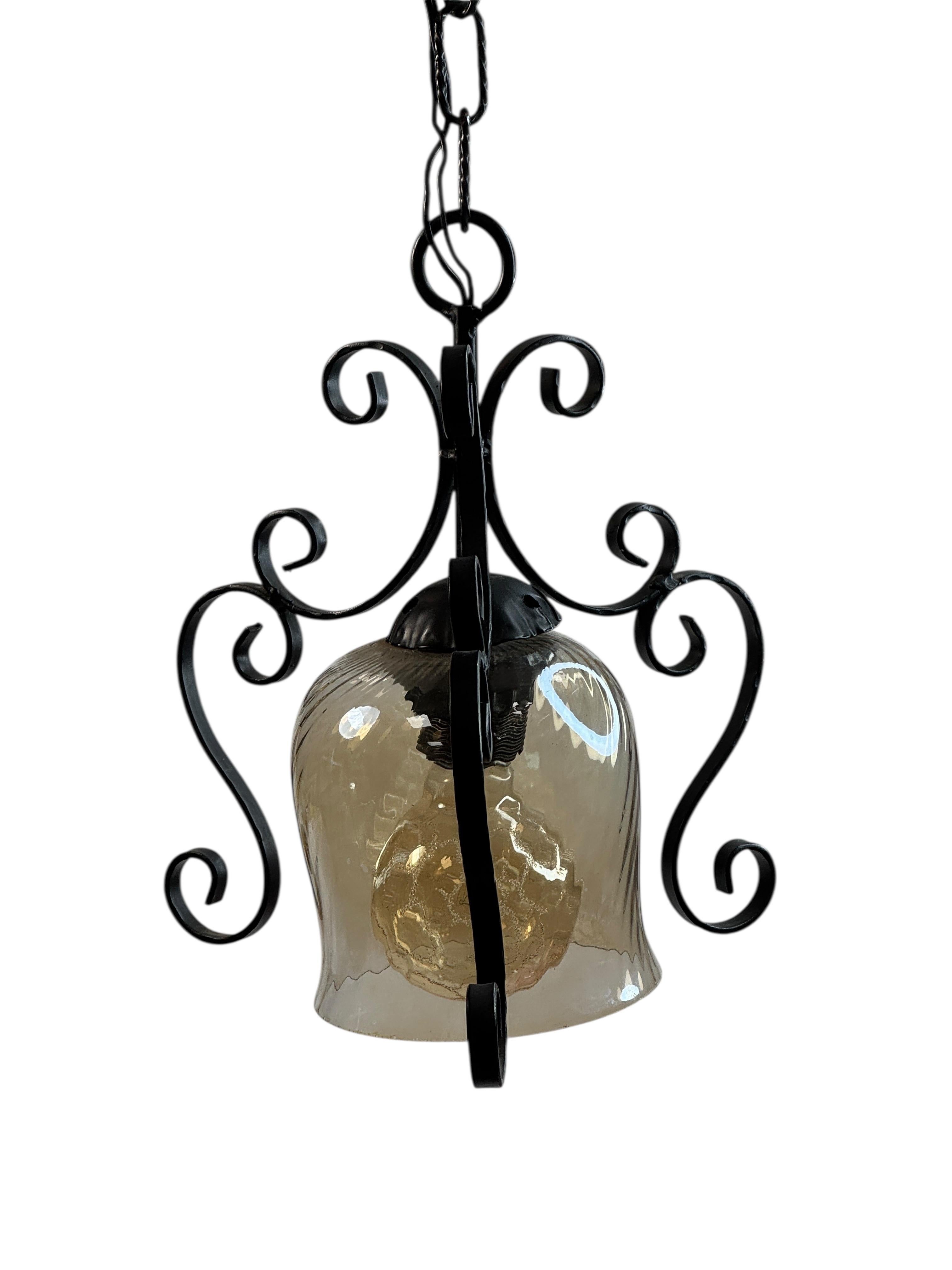 Métal Lampe à suspension en fer, métal et verre Toleware Italie, années 1960 en vente