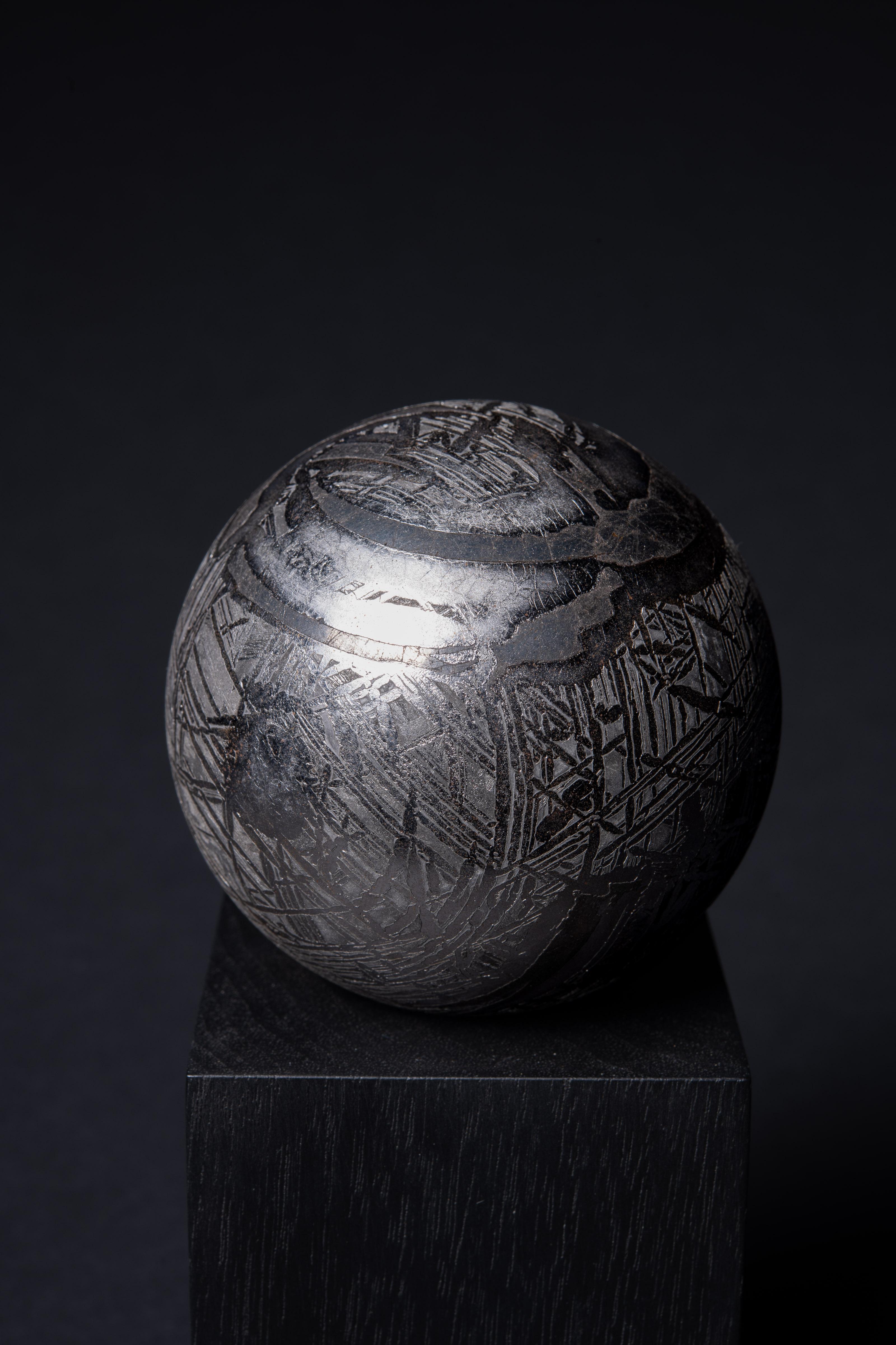 Fer Sphère de météorite en fer avec structure cristalline en vente