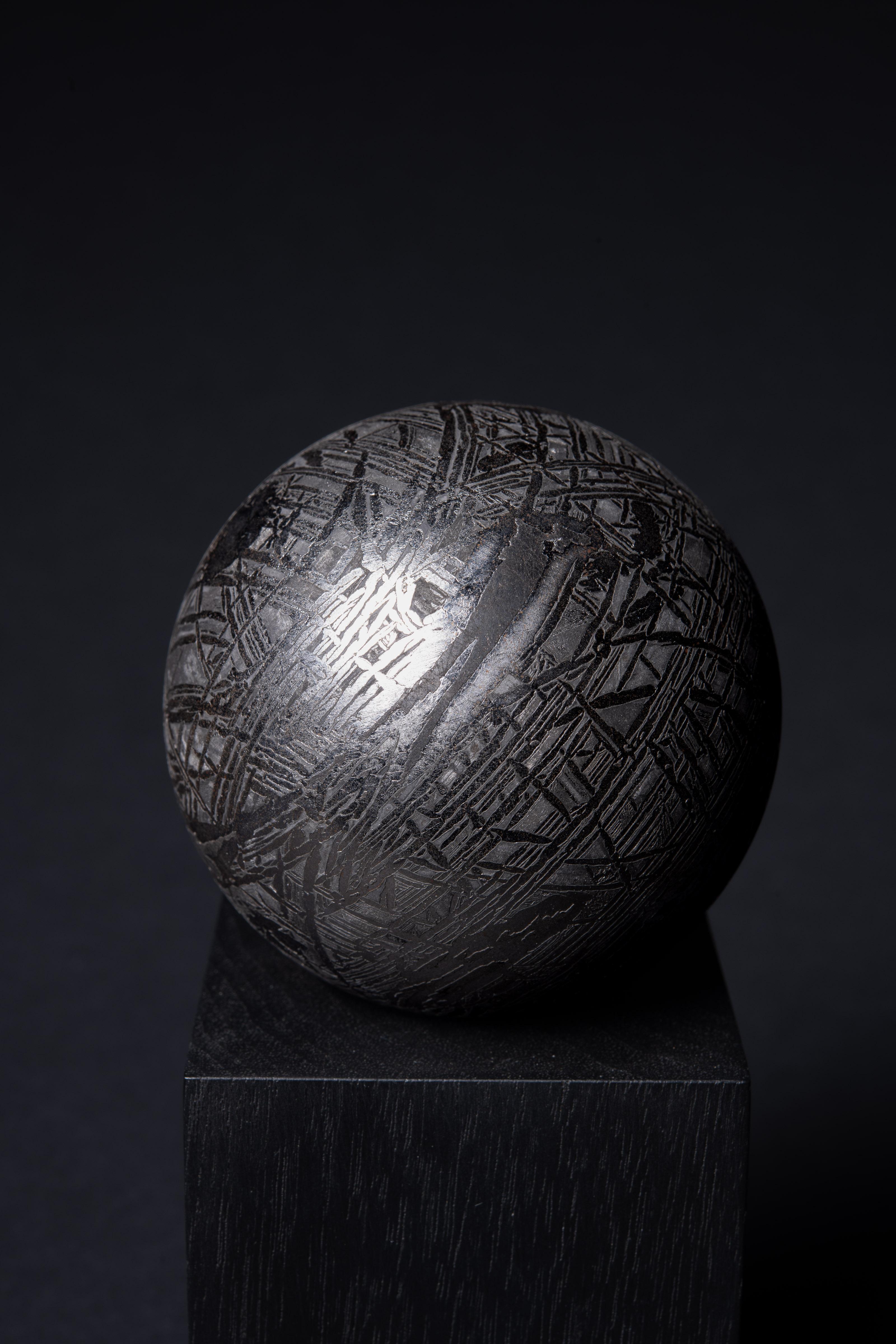 Sphère de météorite en fer avec structure cristalline en vente 1