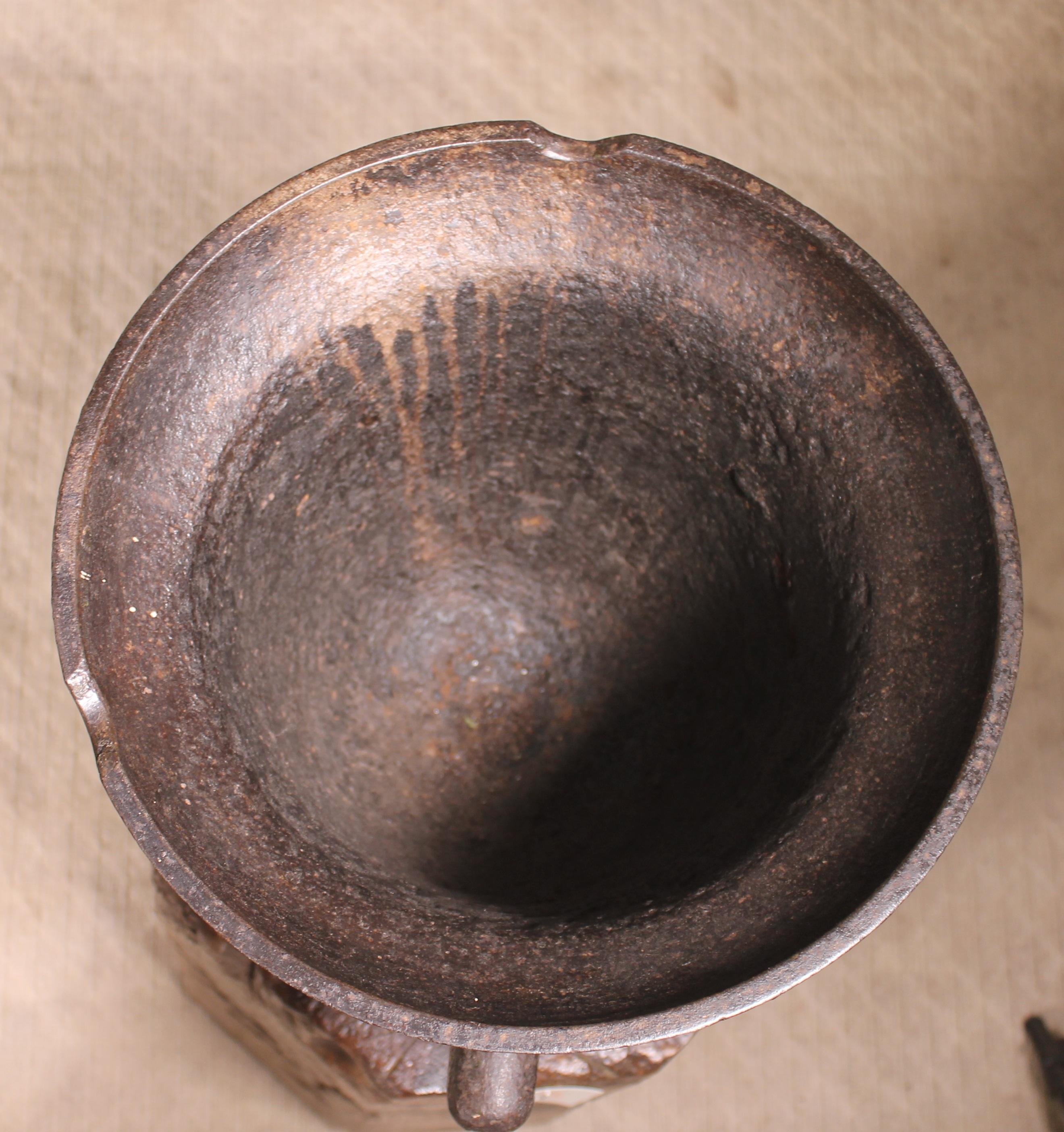 Eisenmortar aus Eisen, um 1600 mit originalem Sockel im Angebot 2