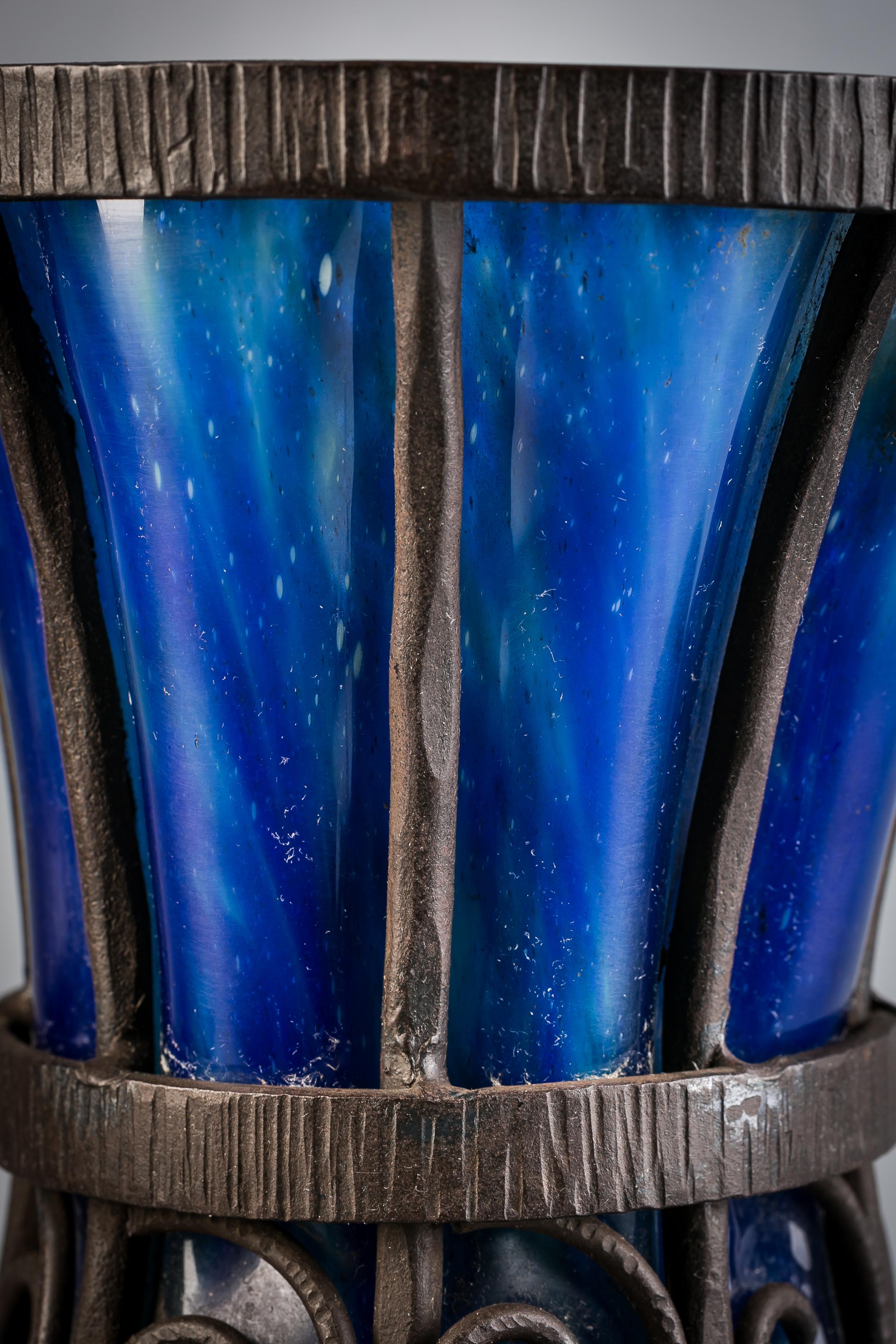 Francese Vaso in vetro Degue montato su ferro, 1900 circa in vendita