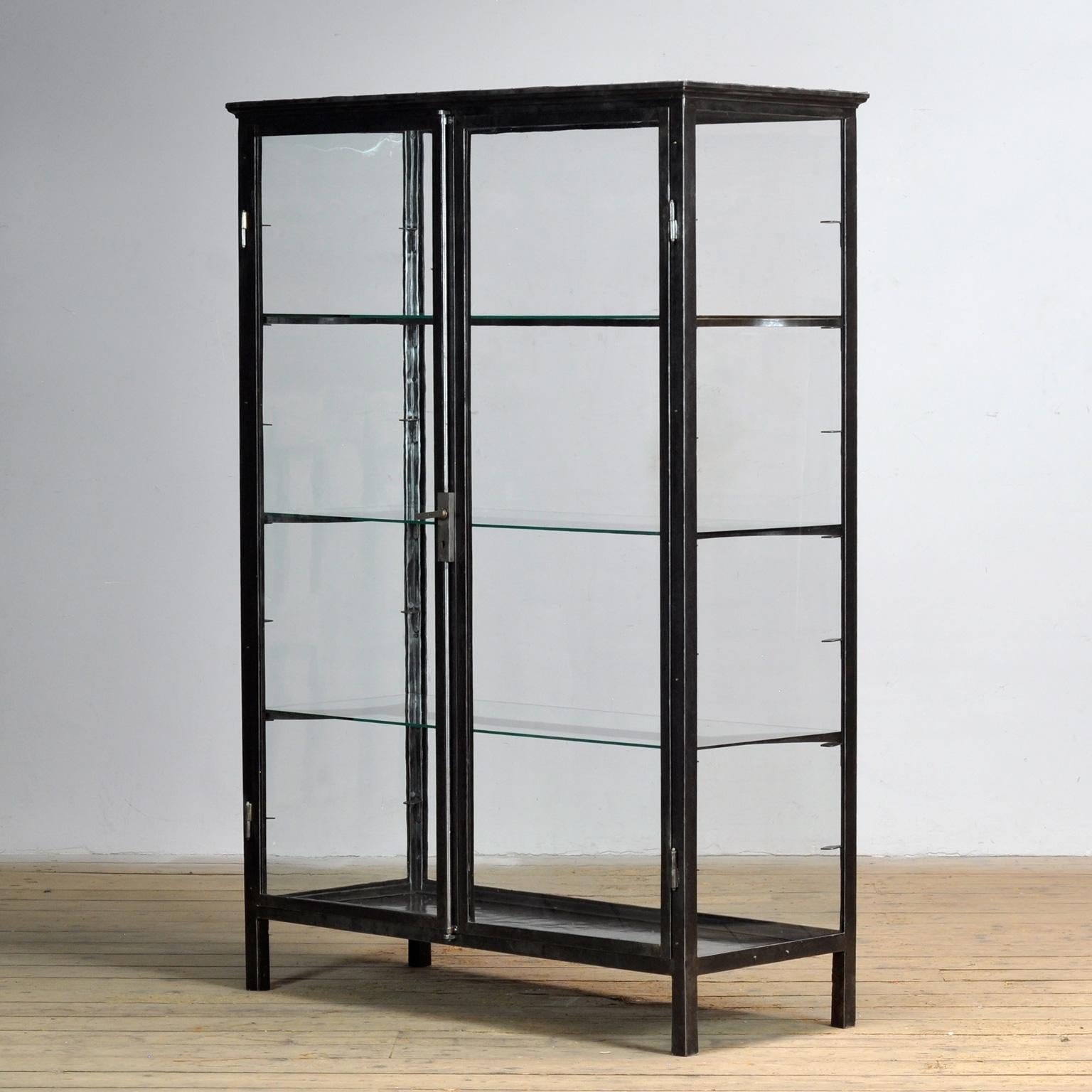 Museumsvitrine aus Eisen, um 1920 (Deutsch) im Angebot