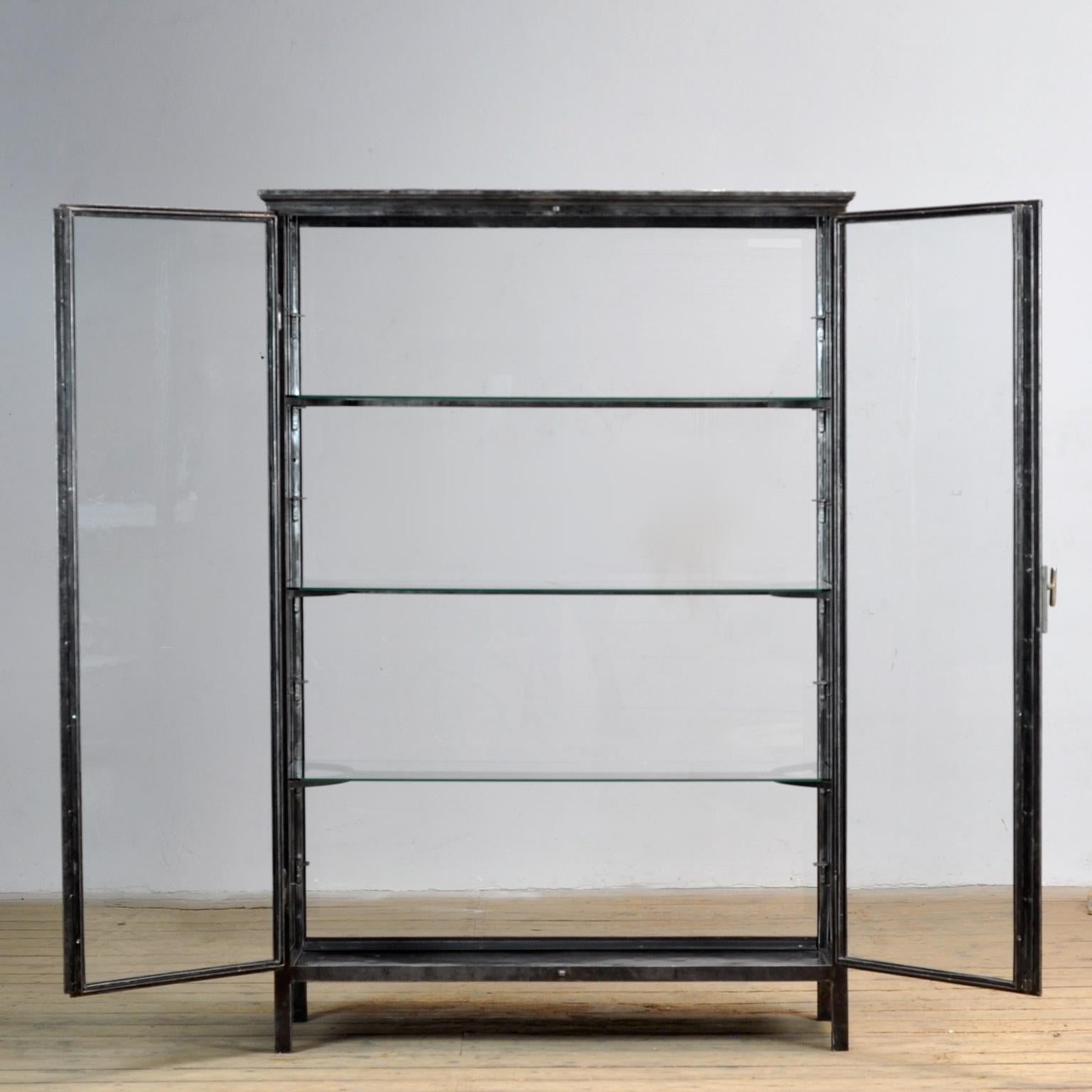 Museumsvitrine aus Eisen, um 1920 im Zustand „Gut“ im Angebot in Amsterdam, Noord Holland