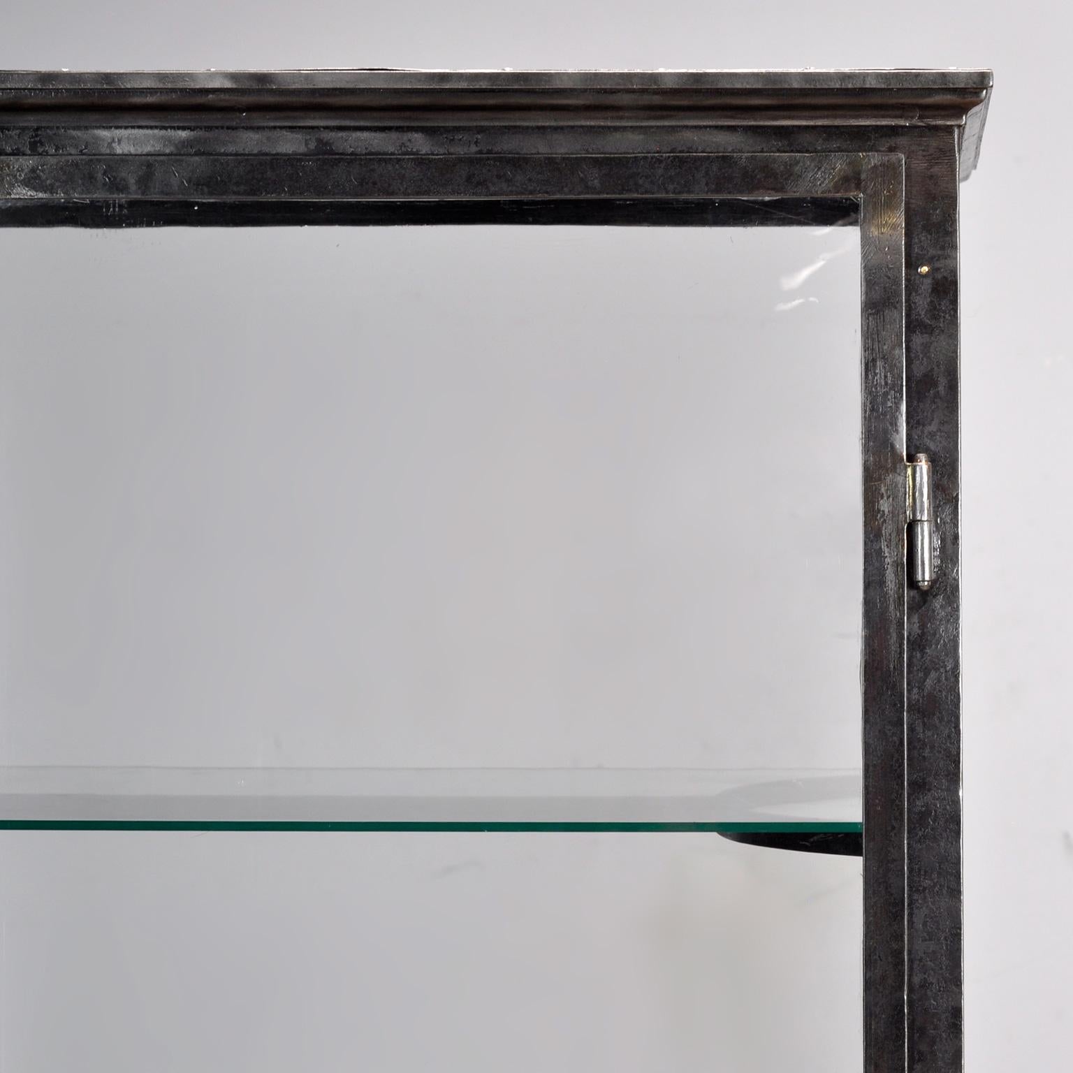 Museumsvitrine aus Eisen, um 1920 (Glas) im Angebot