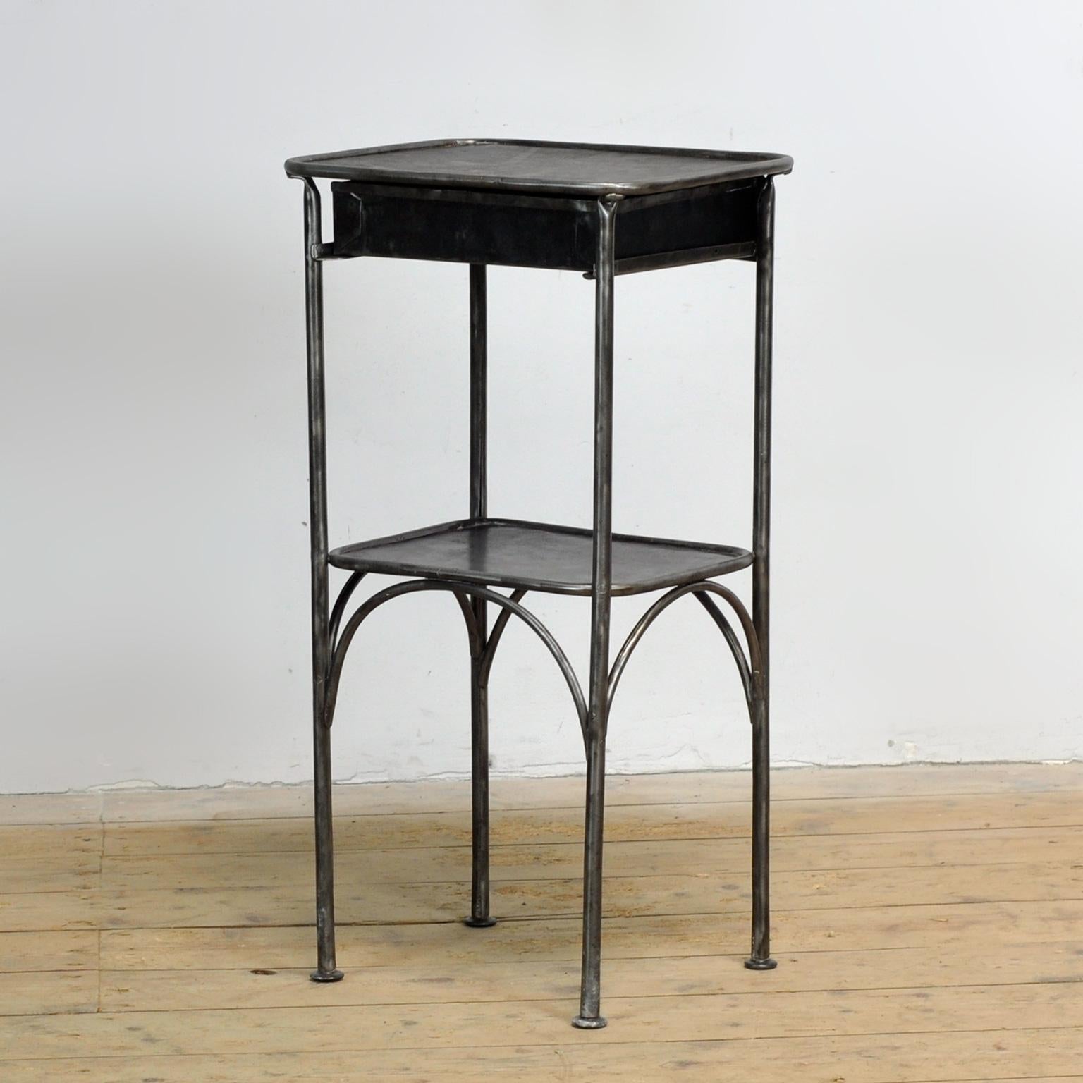Table de nuit en fer, 1910 en vente 2