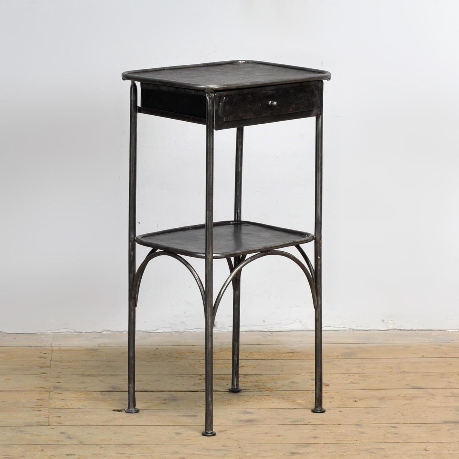 Industriel Table de nuit en fer, 1910 en vente