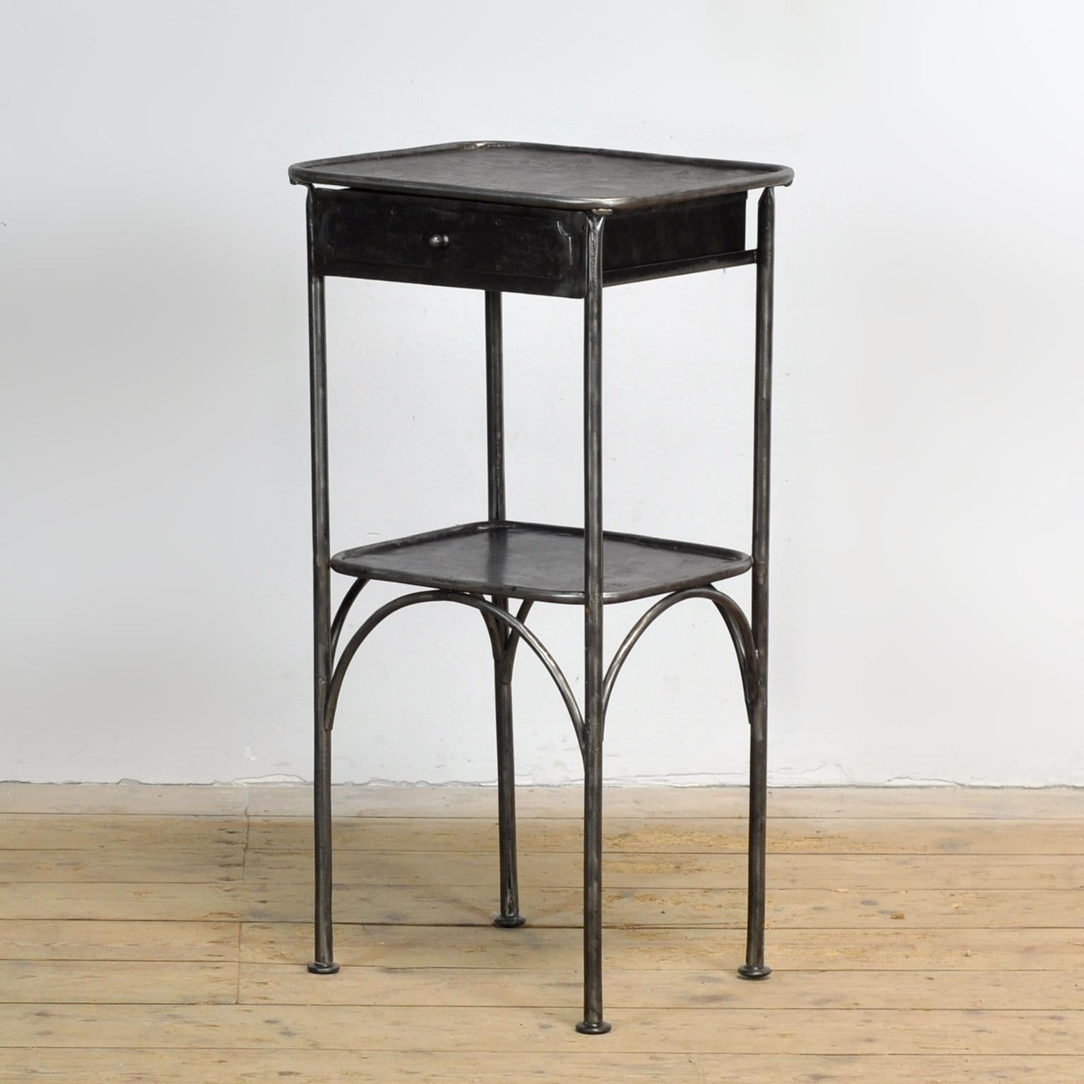 Hongrois Table de nuit en fer, 1910 en vente