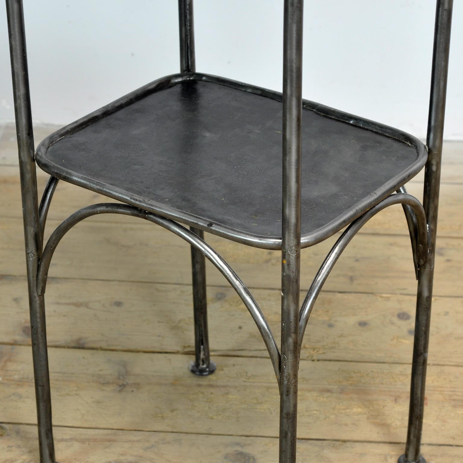 Table de nuit en fer, 1910 Bon état - En vente à Amsterdam, Noord Holland