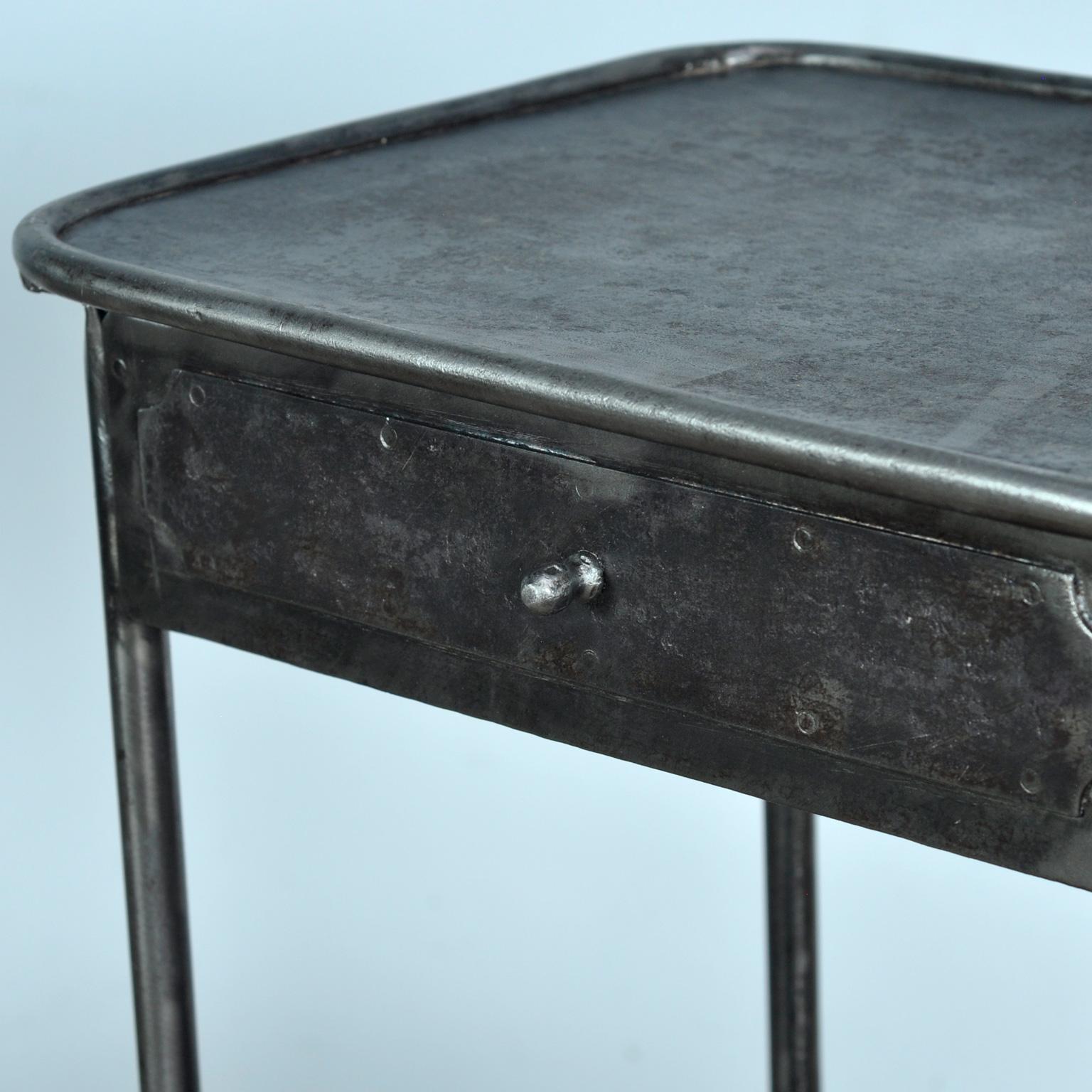 Début du 20ème siècle Table de nuit en fer, 1910 en vente