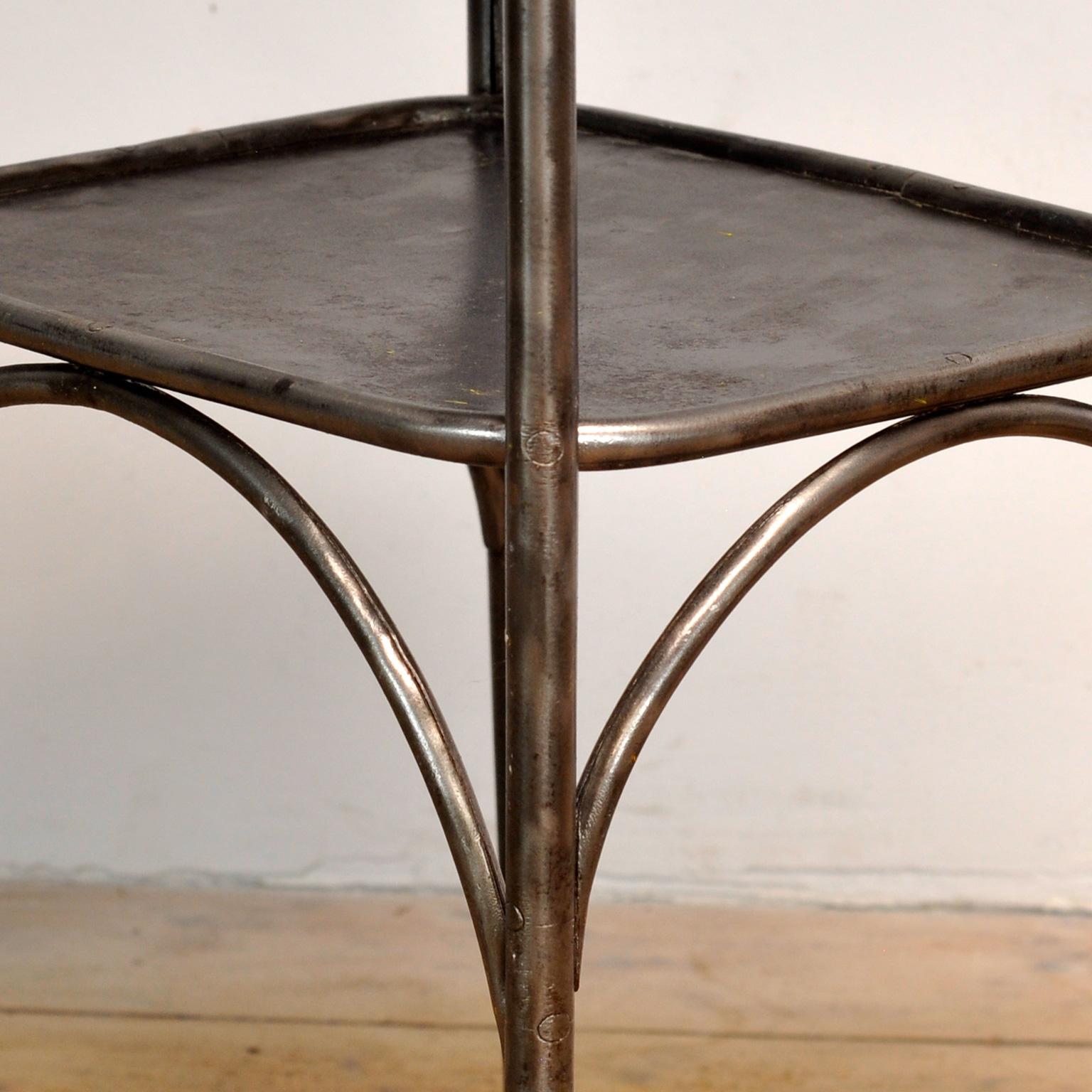 Fer Table de nuit en fer, 1910 en vente