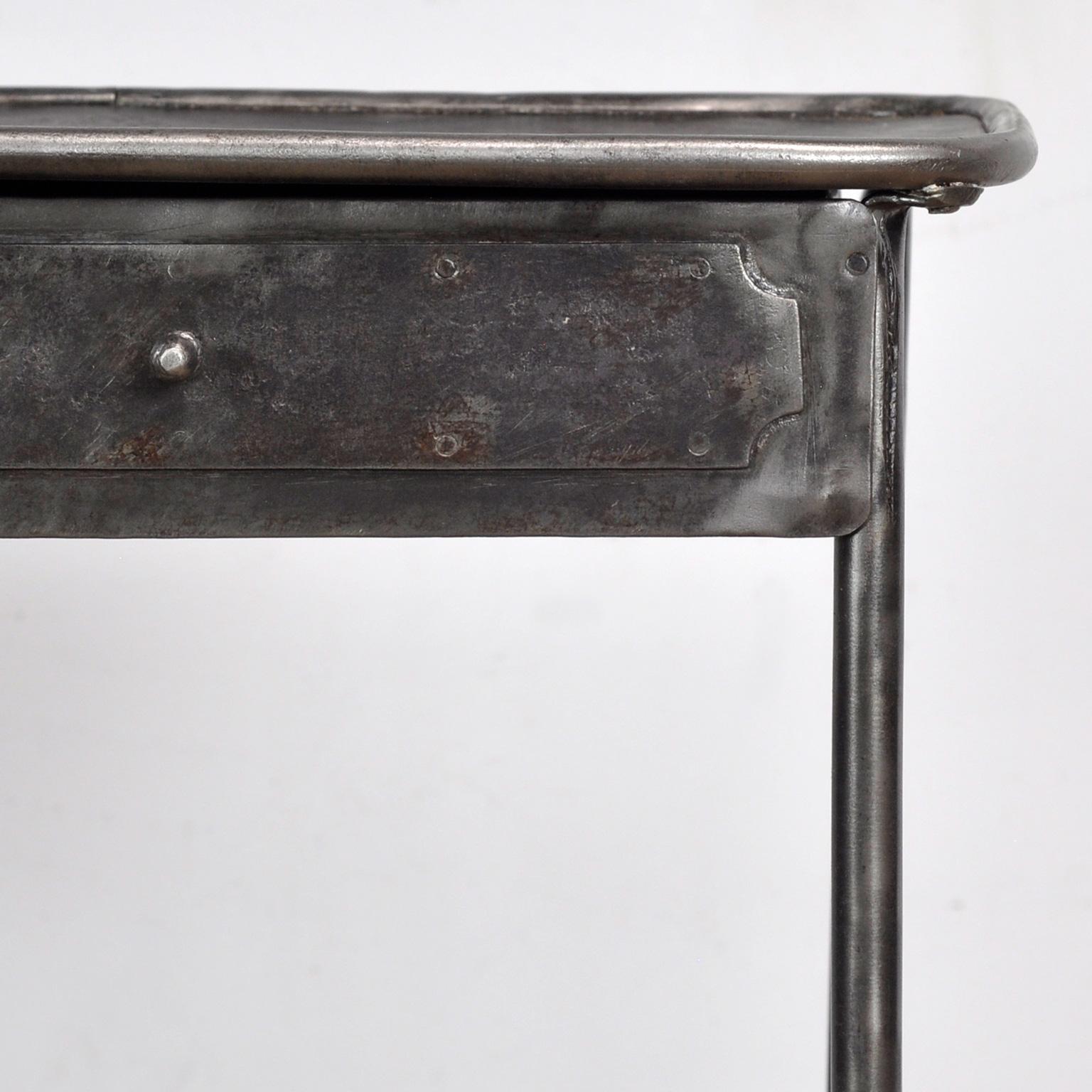 Table de nuit en fer, 1910 en vente 1