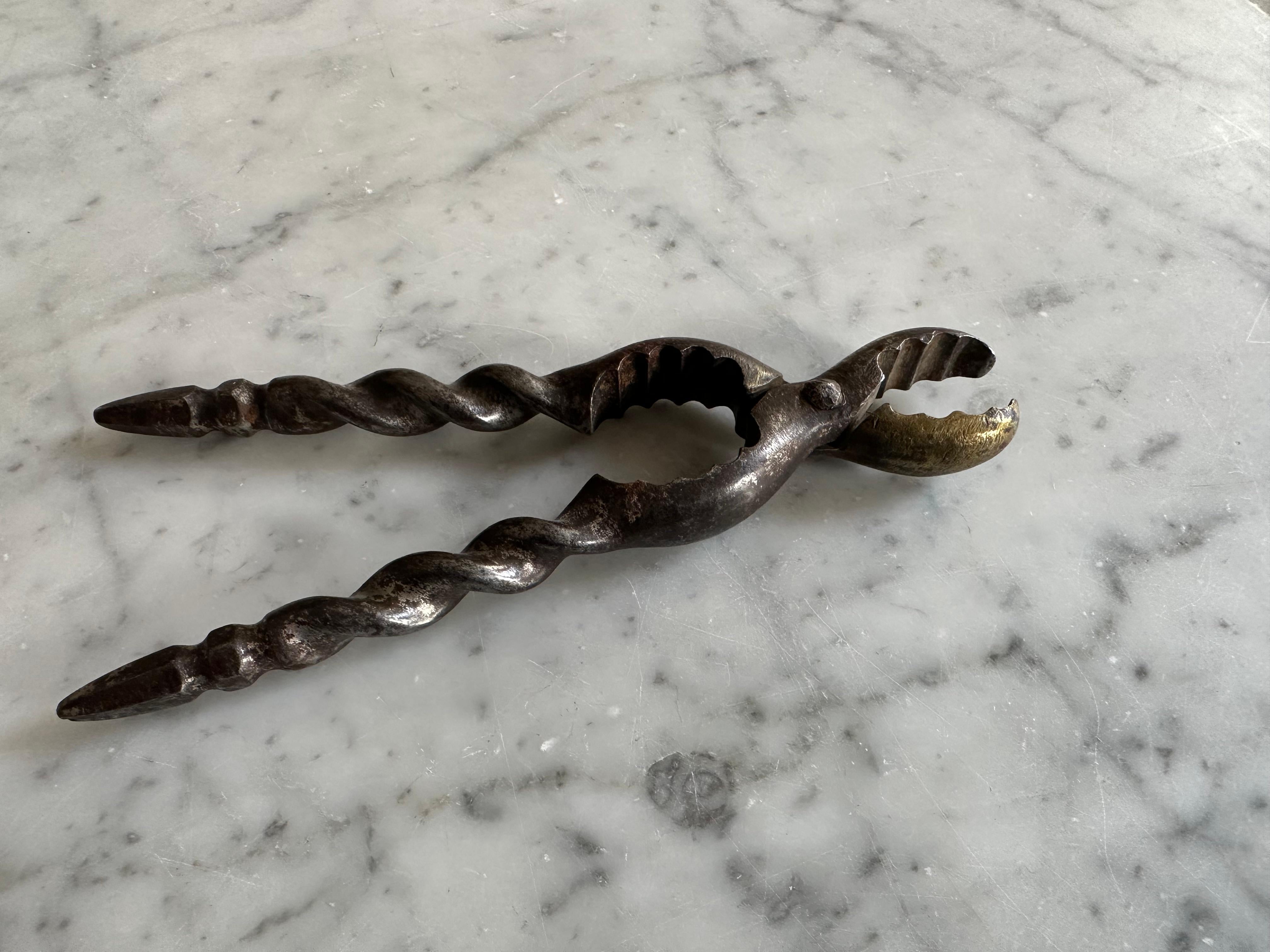 Schiaccianoci in ferro con inserti in ottone e maniglie tornite, Germania, circa 1800 in vendita 2