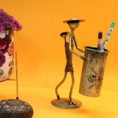 IRON PAINTED WIRE LADY PEN Stand