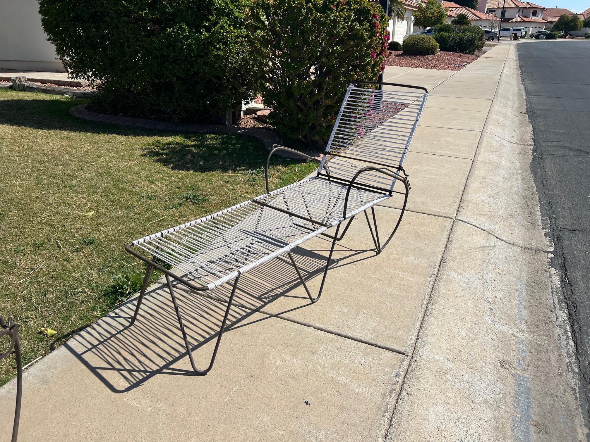 iron patio chaise lounge chairs mid century modern  In Good Condition In Boise, ID