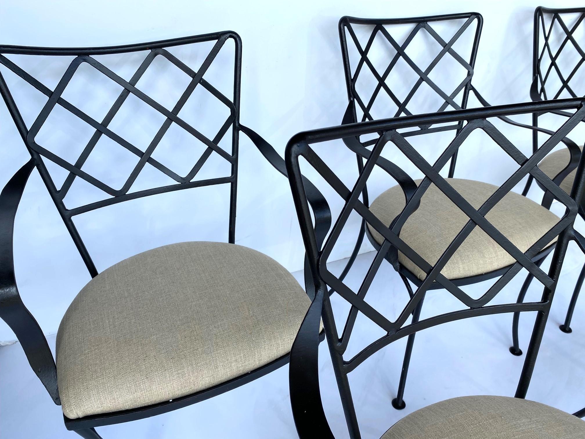 Ensemble italien de six chaises de salle à manger de patio. Les fauteuils ont tous des accoudoirs et l'assise peut être facilement retirée.  
