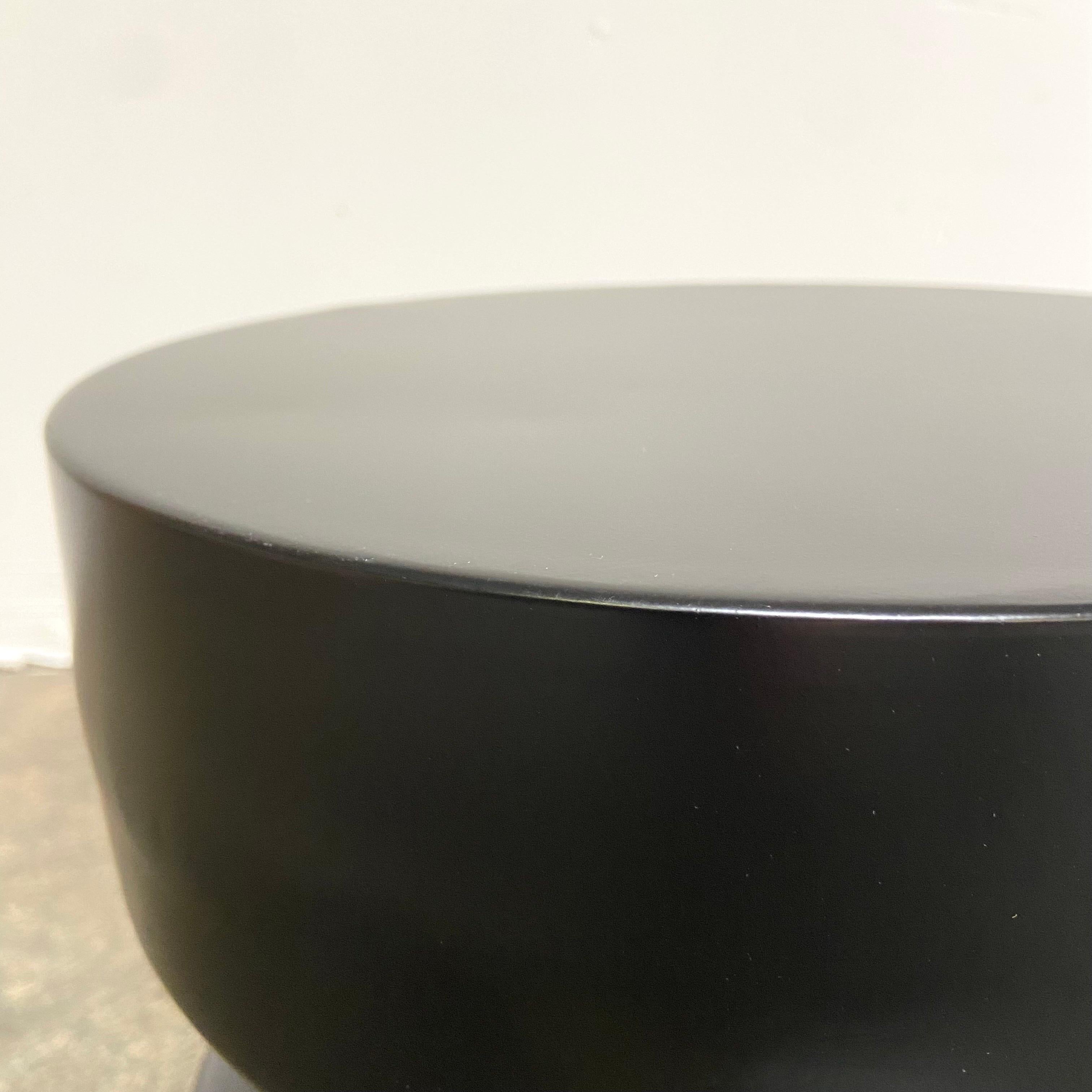 Table d'appoint ou tabouret noir en forme de patte de fer 2