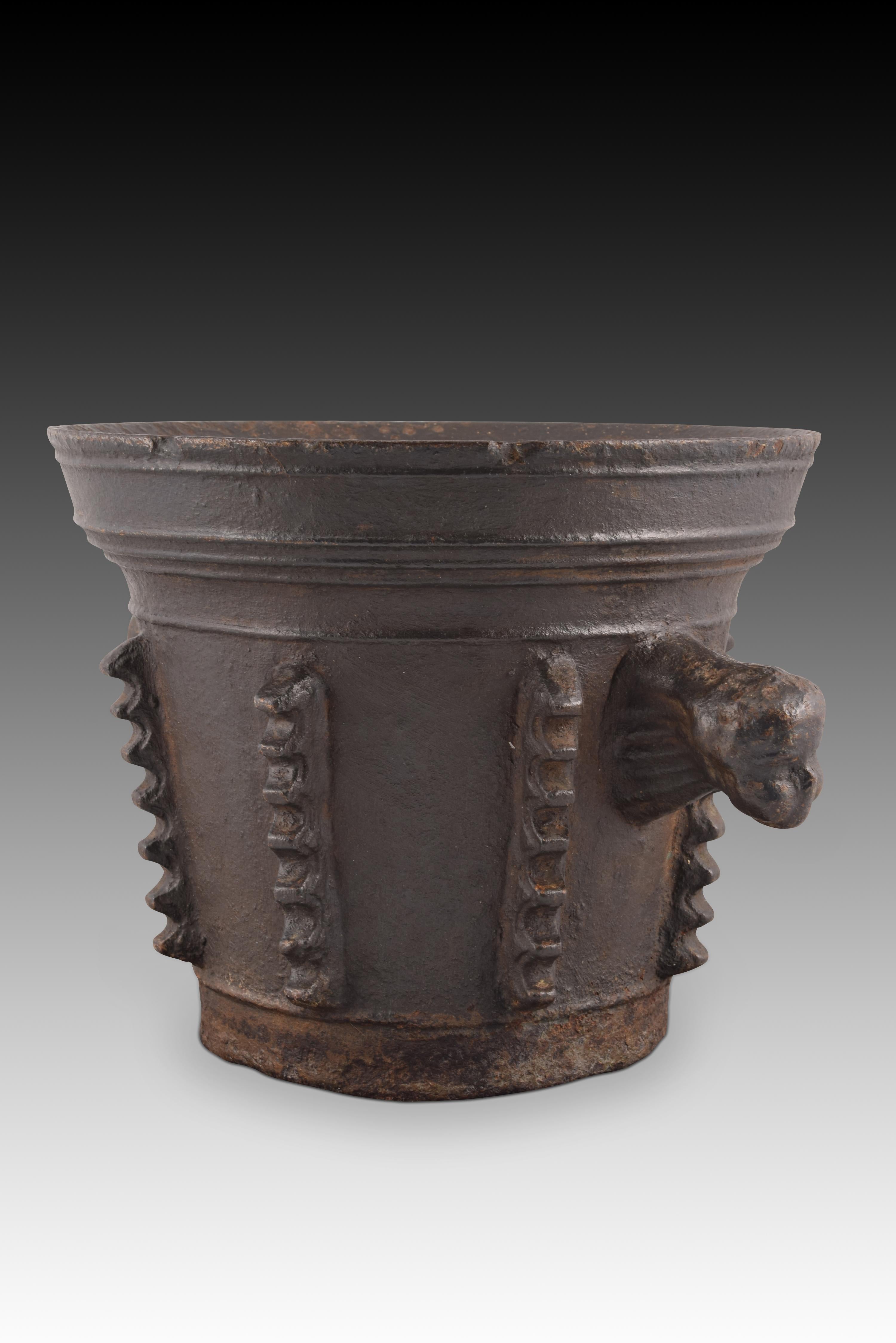 Iron pharmacy mortar. 18th-19th centuries. 
Old mortar for pharmaceutical use, made of cast iron. It follows the usual structure for this type of utensil between the 15th and 19th centuries, with a truncated conical body with very thick walls that