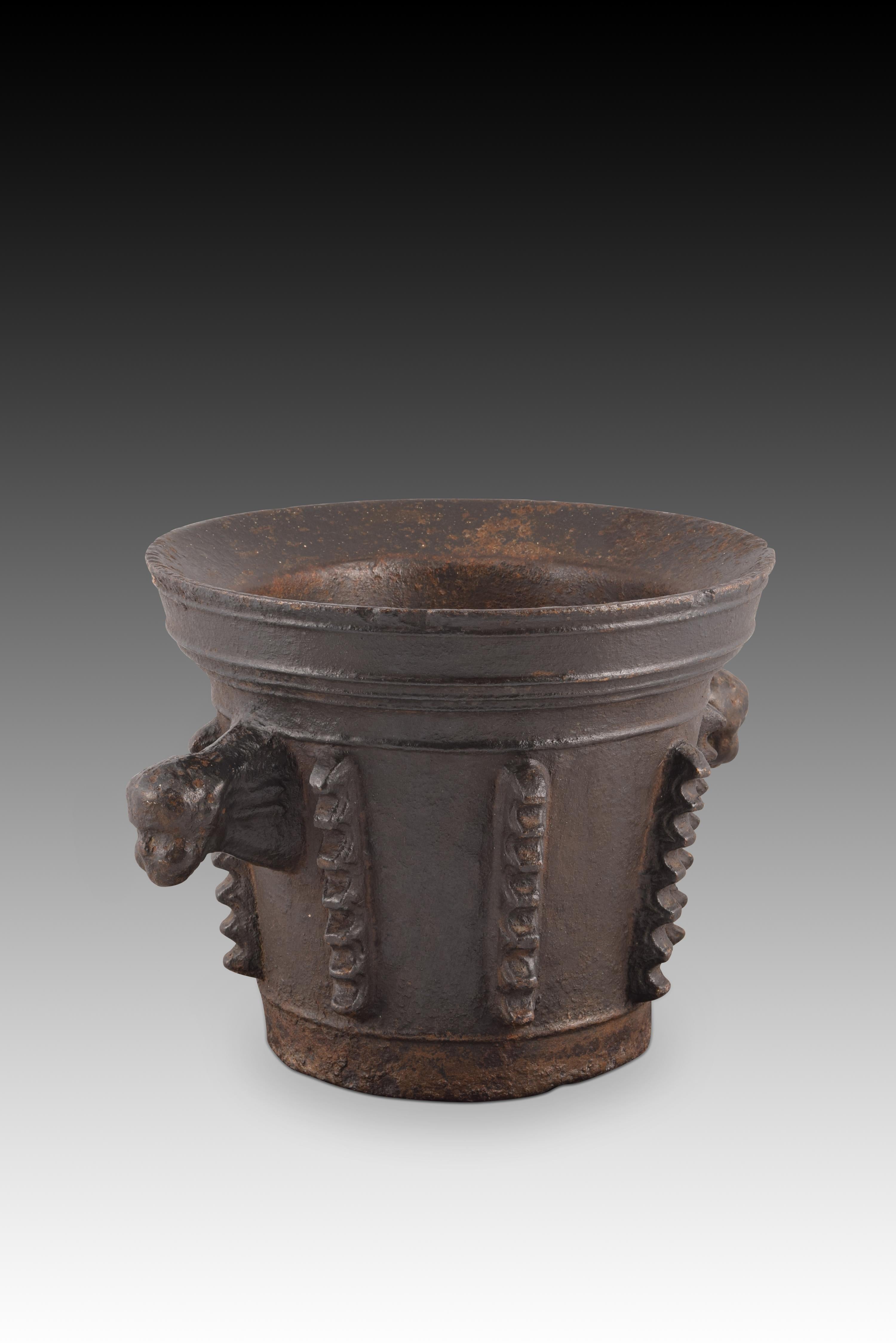 Iron pharmacy mortar. 18th-19th centuries. In Fair Condition For Sale In Madrid, ES