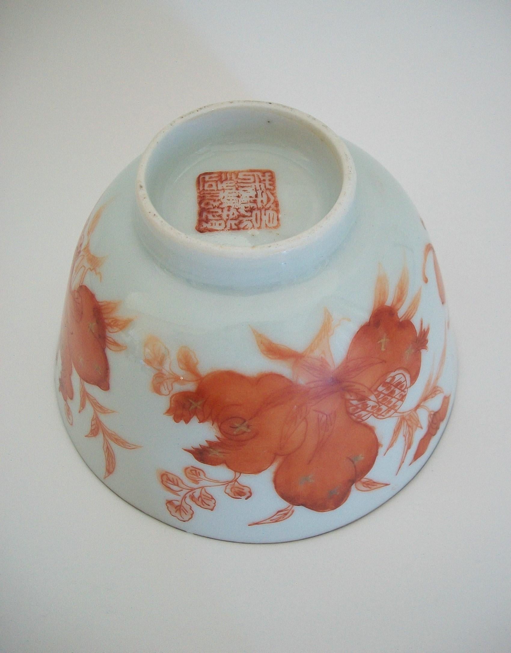 Bol en porcelaine décoré de fer rouge et doré - Marque Guangxu - Chine - 20ème siècle en vente 1