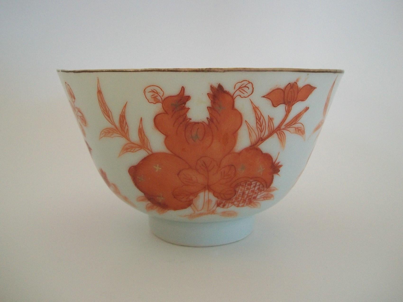 Antique iron red (orange) and gilt decorated porcelain bowl - featuring hand painted bats surrounding a shou character beside peaches and scrolling foliage - gilded border edge - Guangxu square seal mark to the base - China - early 20th