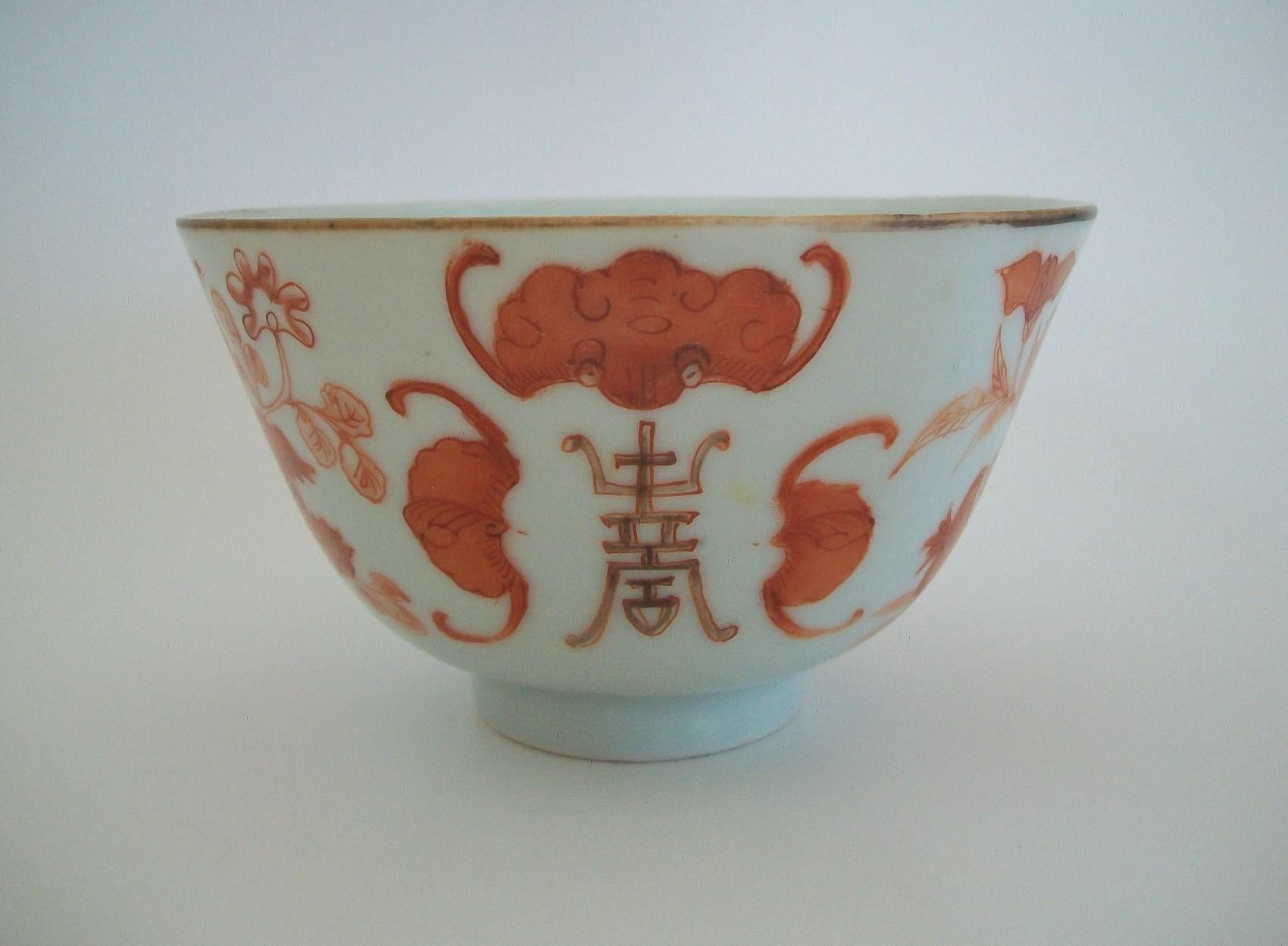 Esportazione cinese Ciotola in porcellana decorata con ferro rosso e dorato - Marchio Guangxu, Cina, XX secolo in vendita